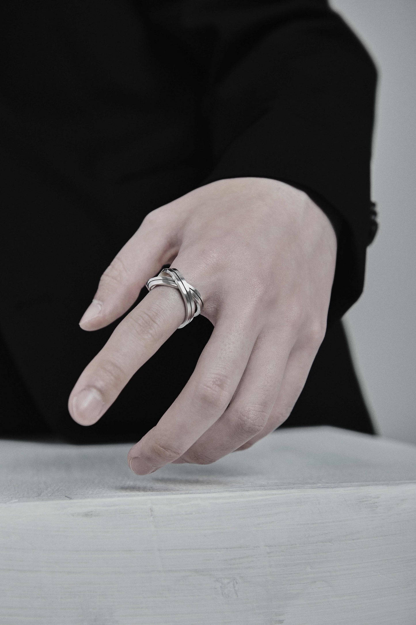 Large knot line ring - OVERTHELINE 오버더라인 - CAVA LIFE