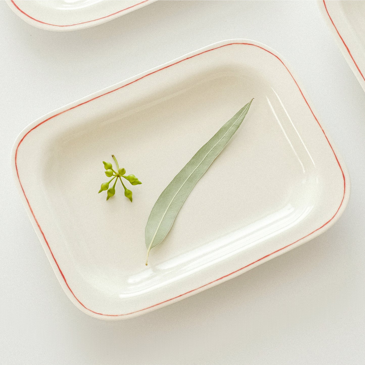 레드커런트 사각 접시 - LILY CERAMICS 백합도자기 - CAVA LIFE
