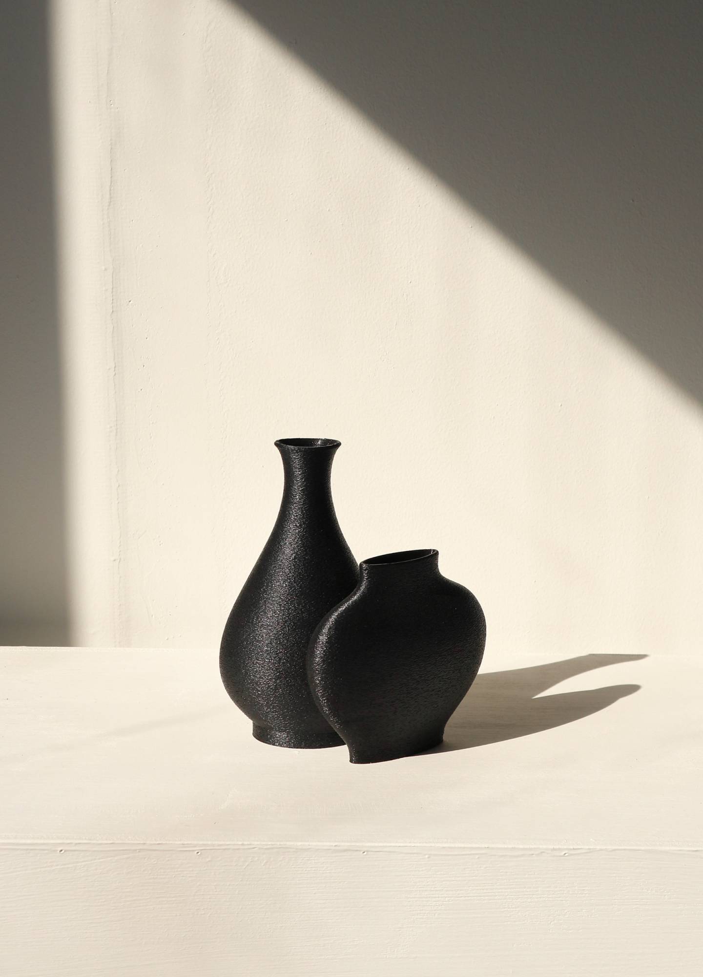 하얀색 바탕에 검정색 작은 항아리와 호리병이 겹쳐진 형태로 높여있습니다.