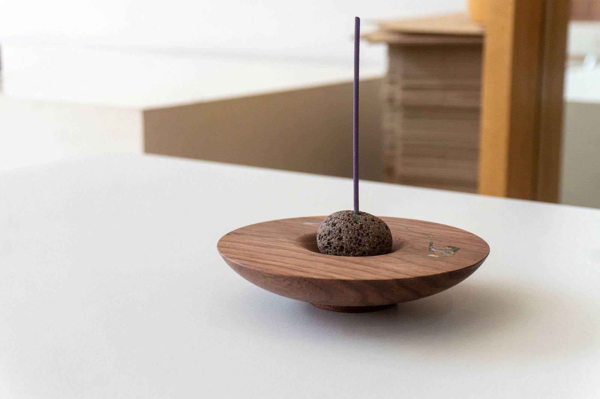 원목 자개 인센스홀더 _ 산책시리즈 - Kim song yi, Kim kyoung hun / somoksobok - CAVA LIFE