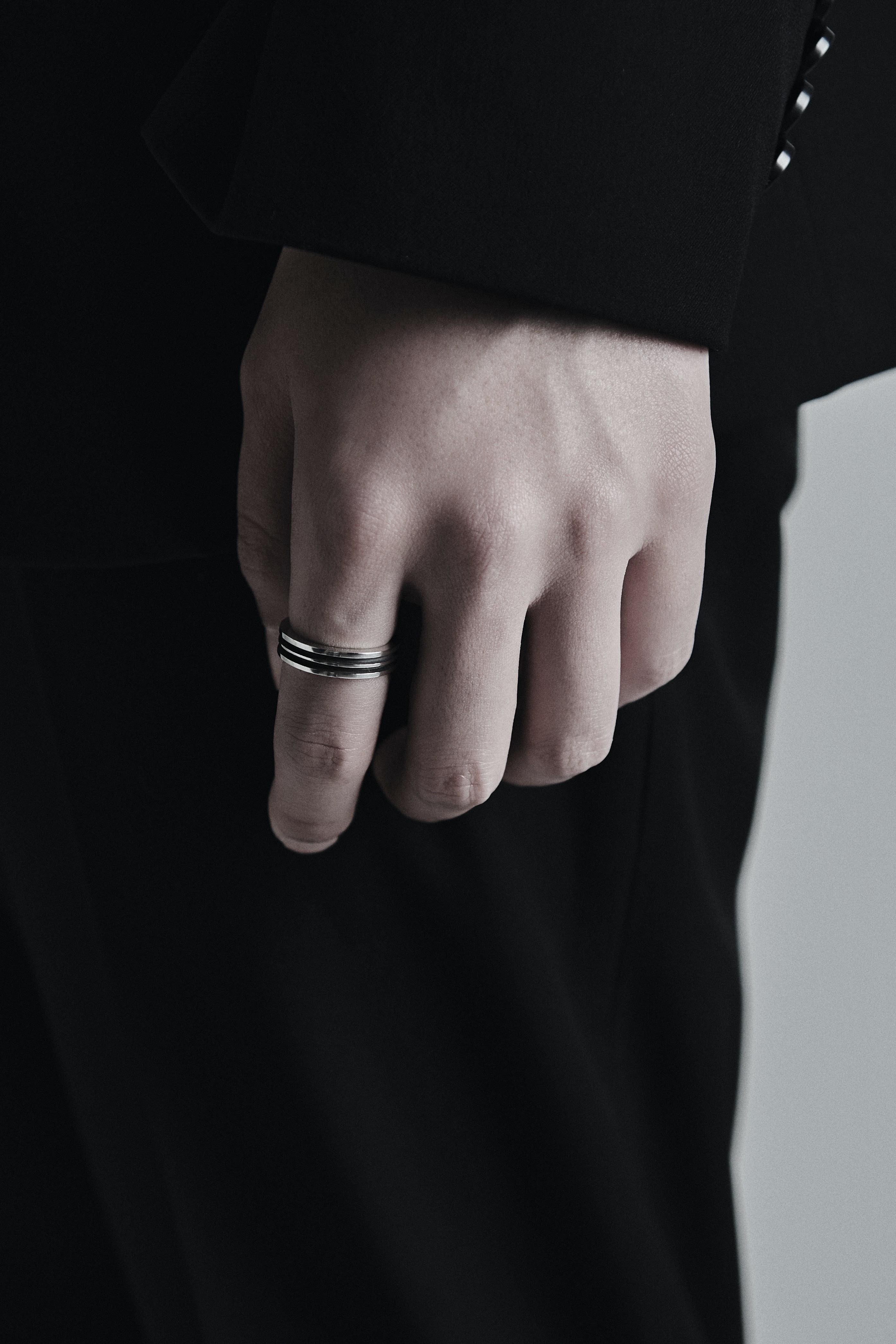 One line thick ring (negative) - OVERTHELINE 오버더라인 - CAVA LIFE