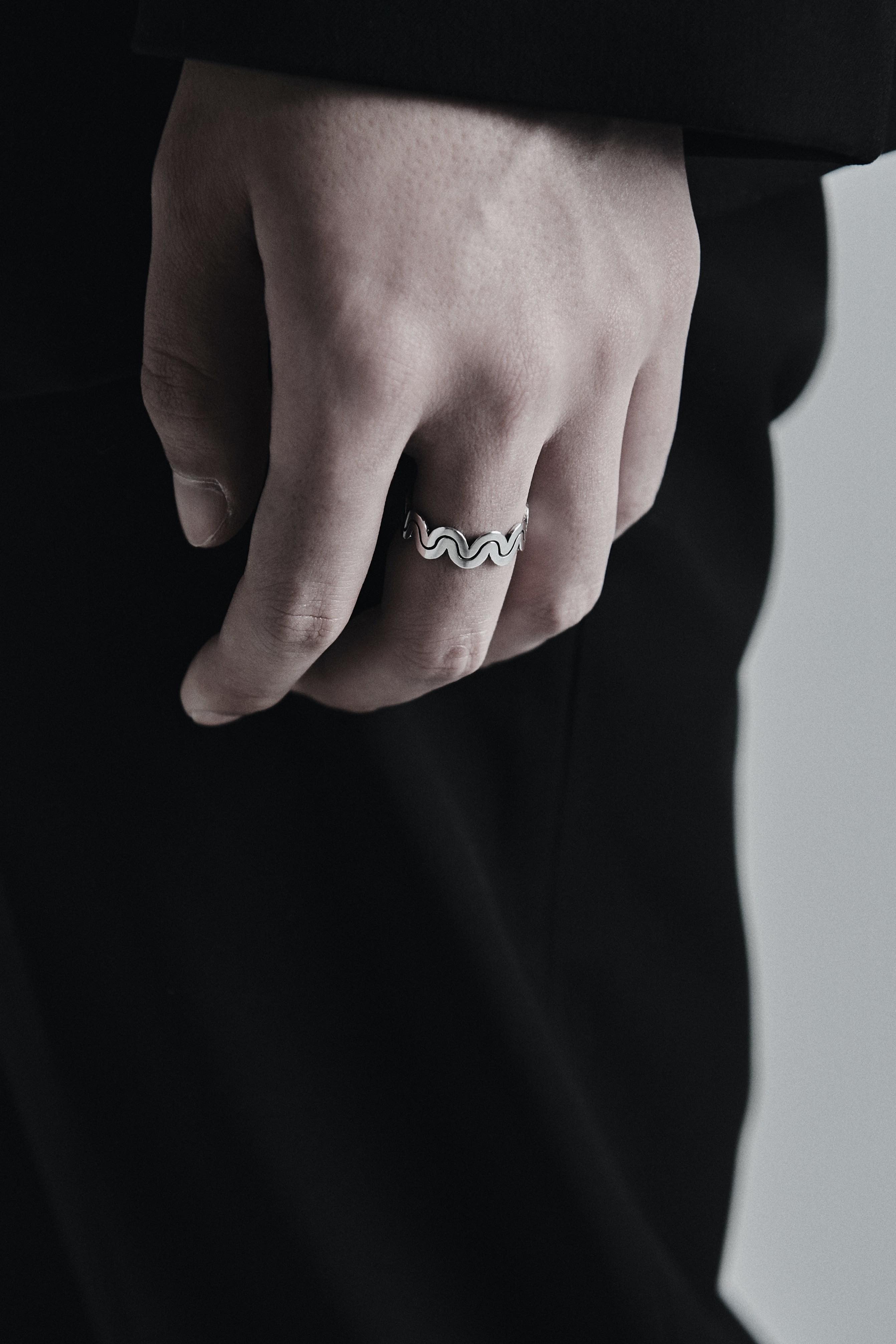 Wave line ring - OVERTHELINE 오버더라인 - CAVA LIFE