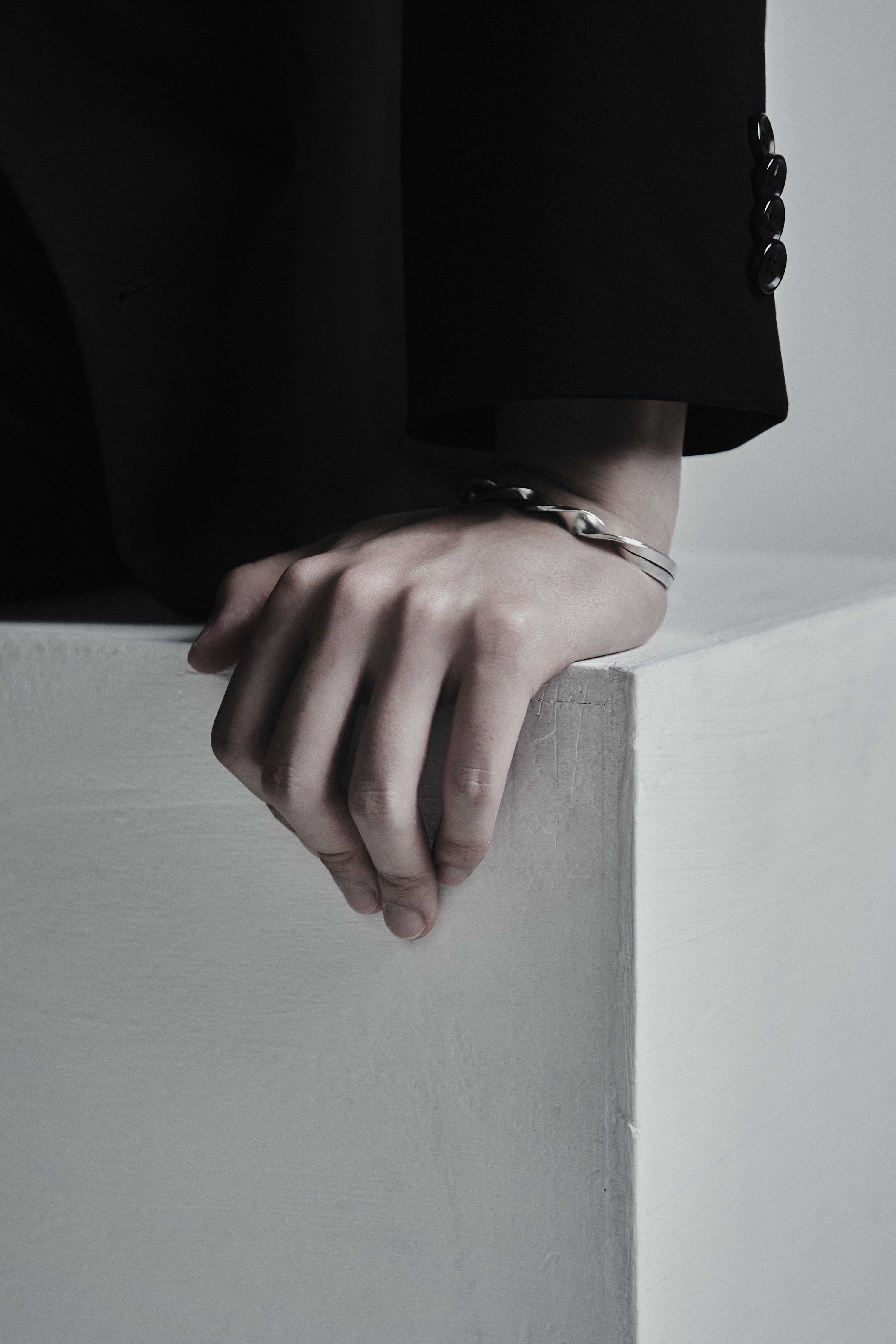 One line twist bangle - OVERTHELINE 오버더라인 - CAVA LIFE