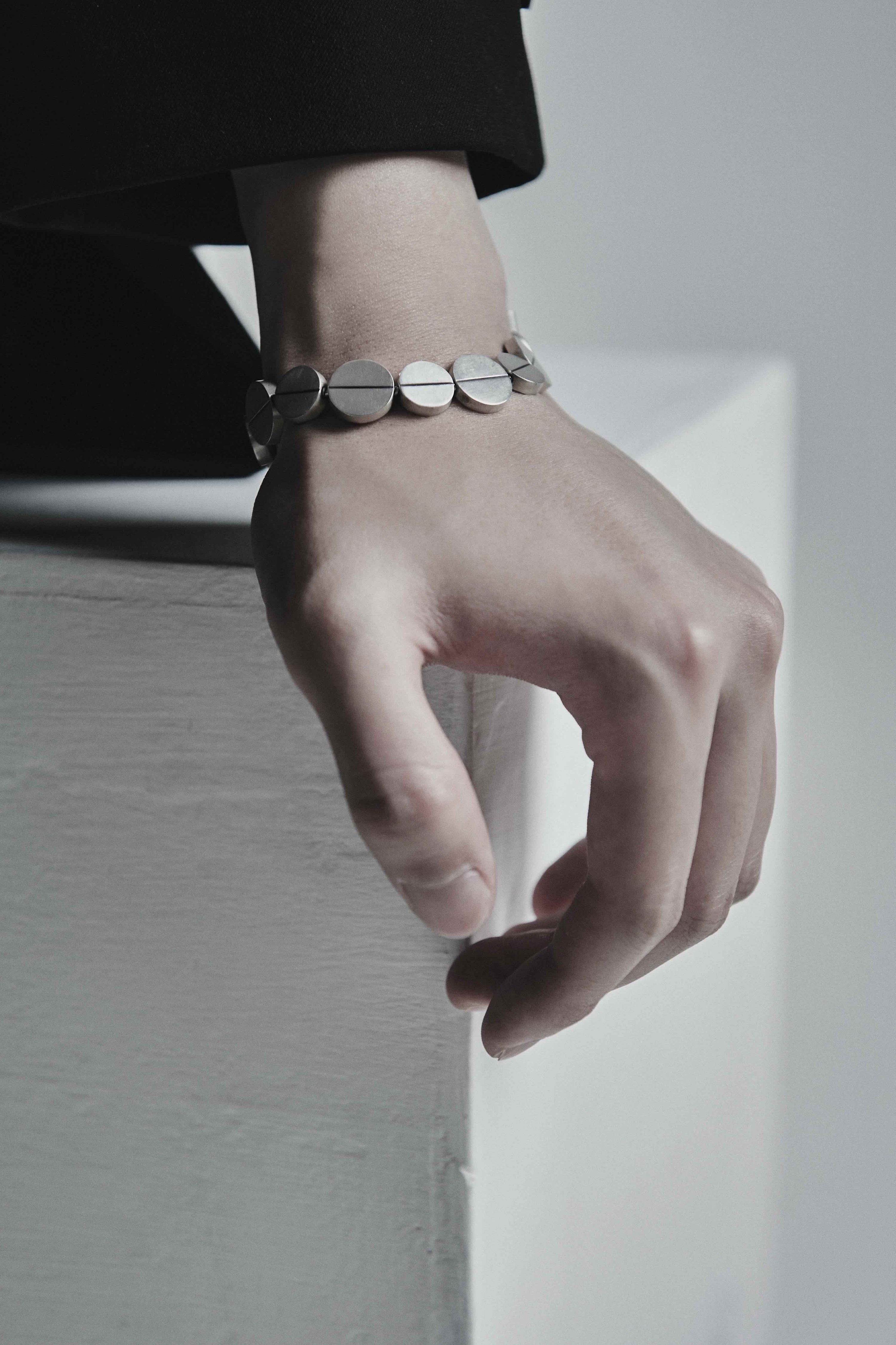 One line Bracelet - OVERTHELINE 오버더라인 - CAVA LIFE