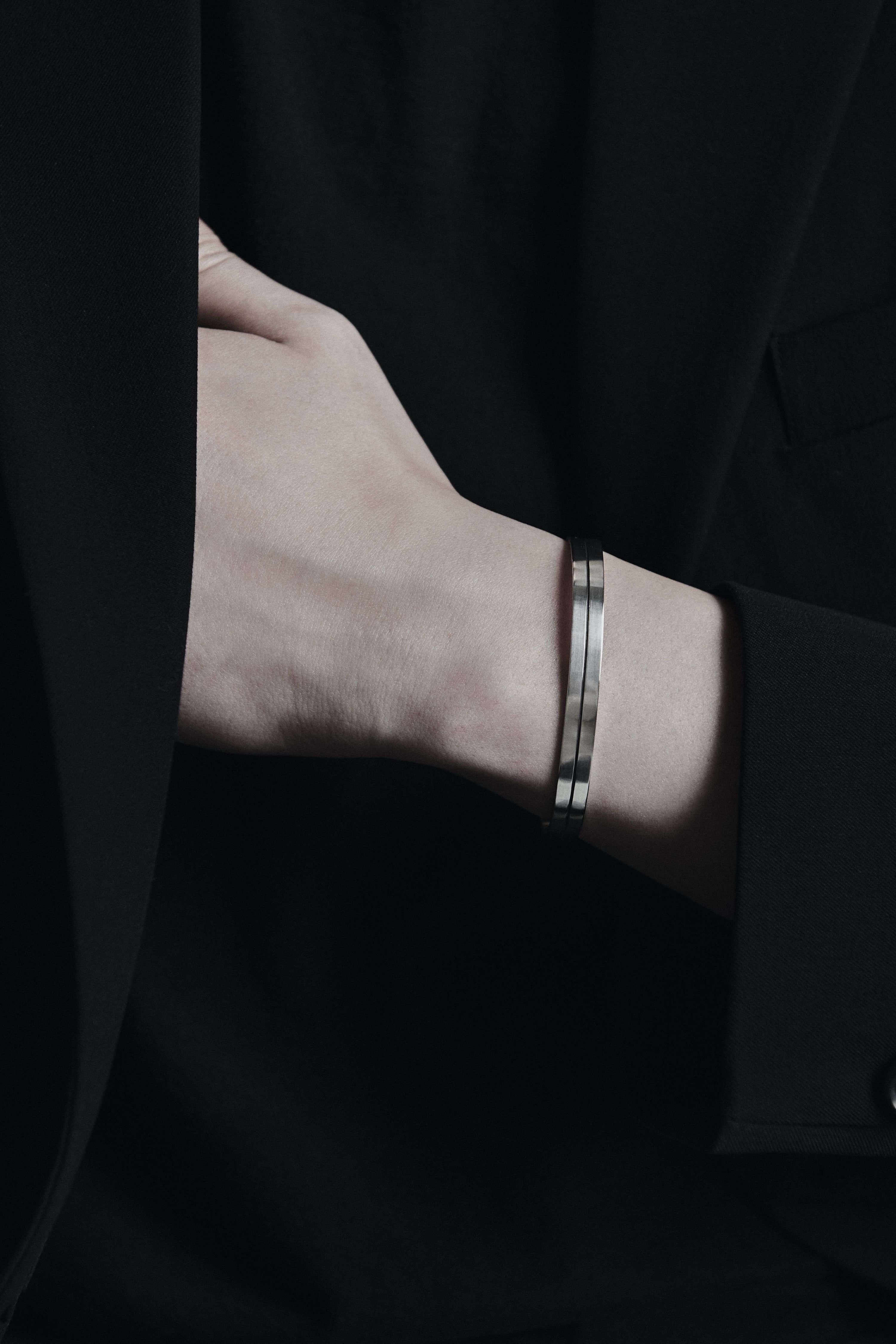 One line bangle - OVERTHELINE 오버더라인 - CAVA LIFE