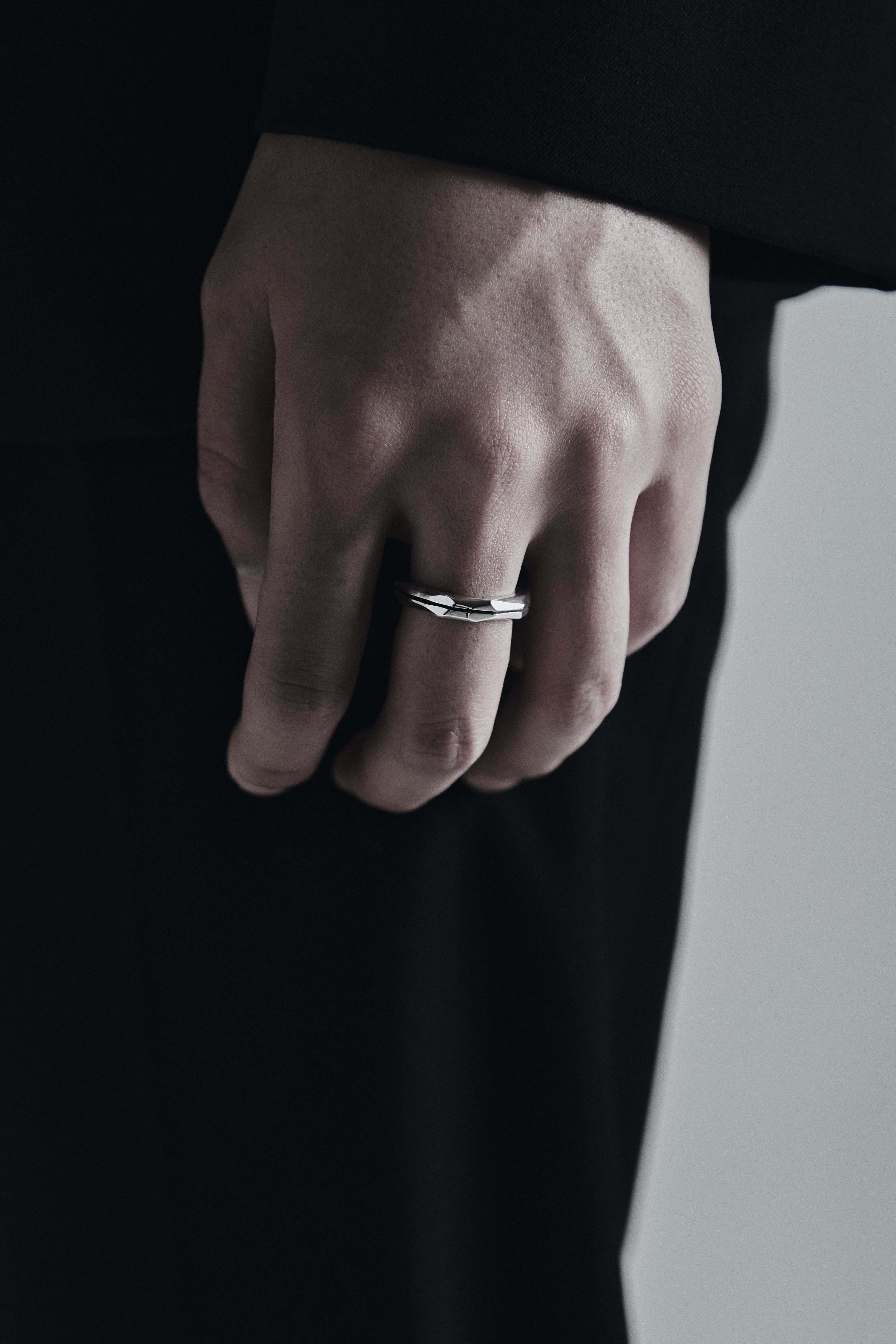 One line stone ring - OVERTHELINE 오버더라인 - CAVA LIFE