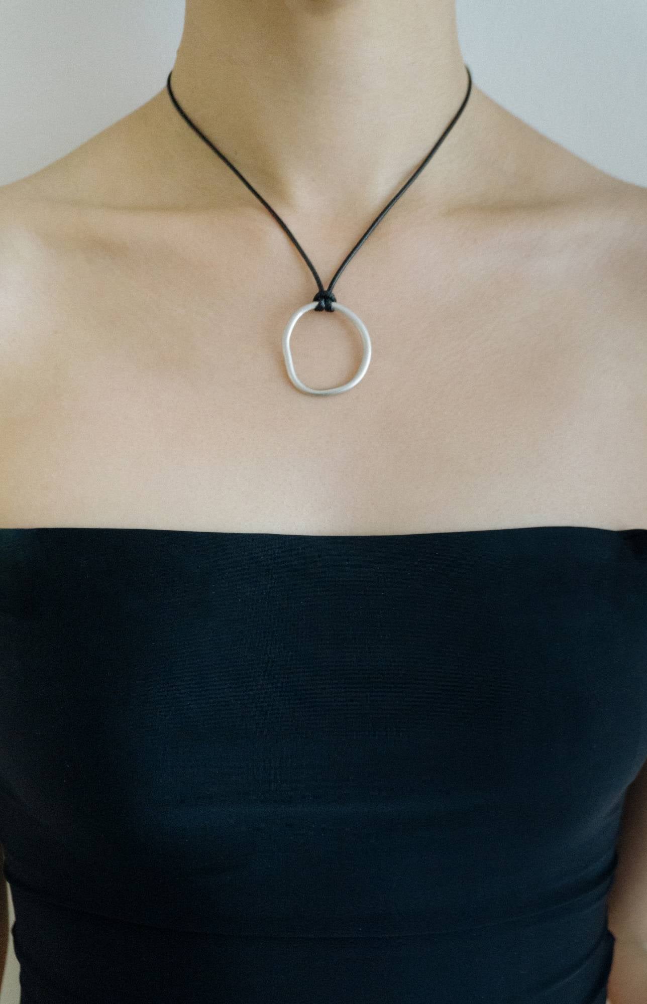 Big circle strap necklace