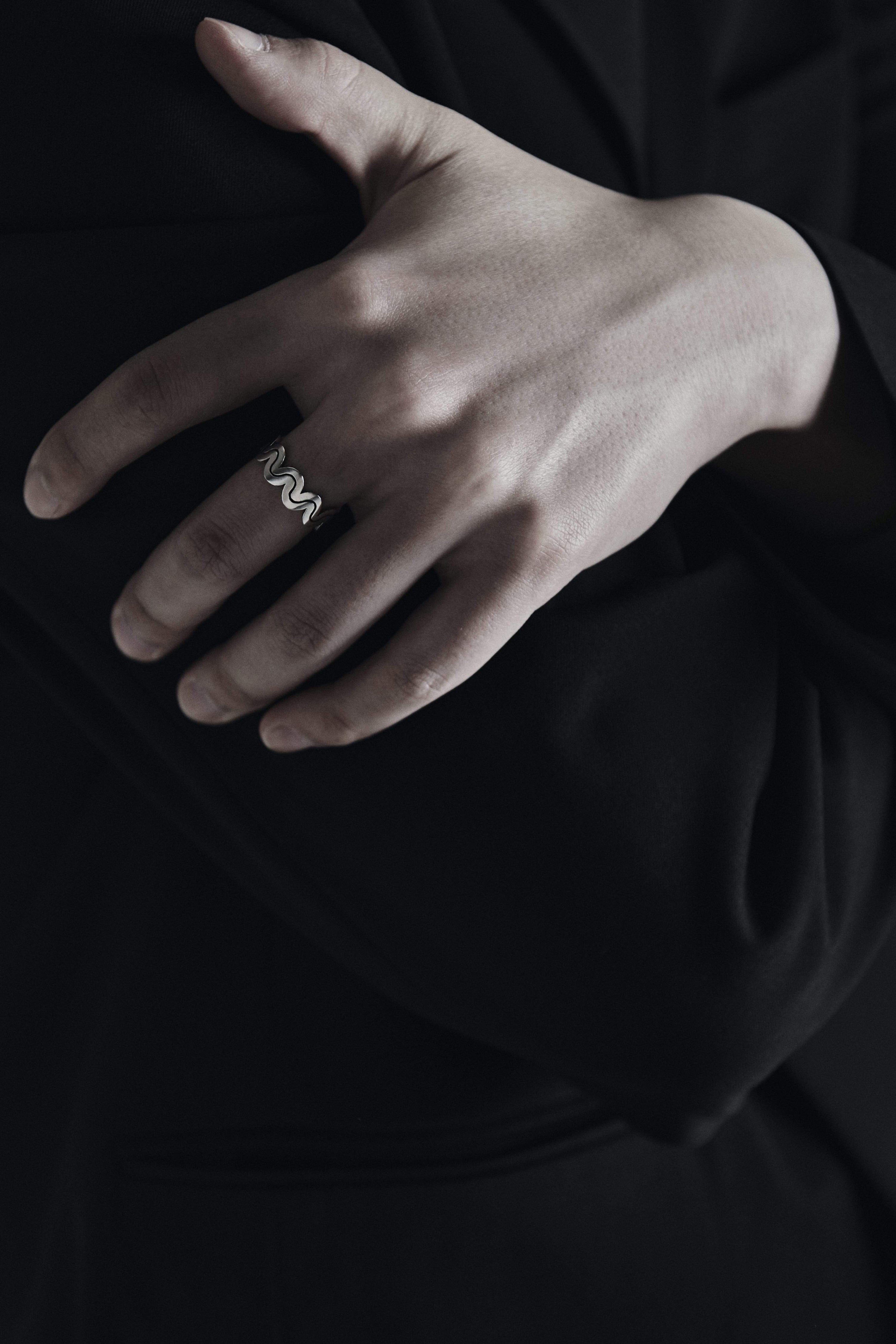 Wave line ring - OVERTHELINE 오버더라인 - CAVA LIFE