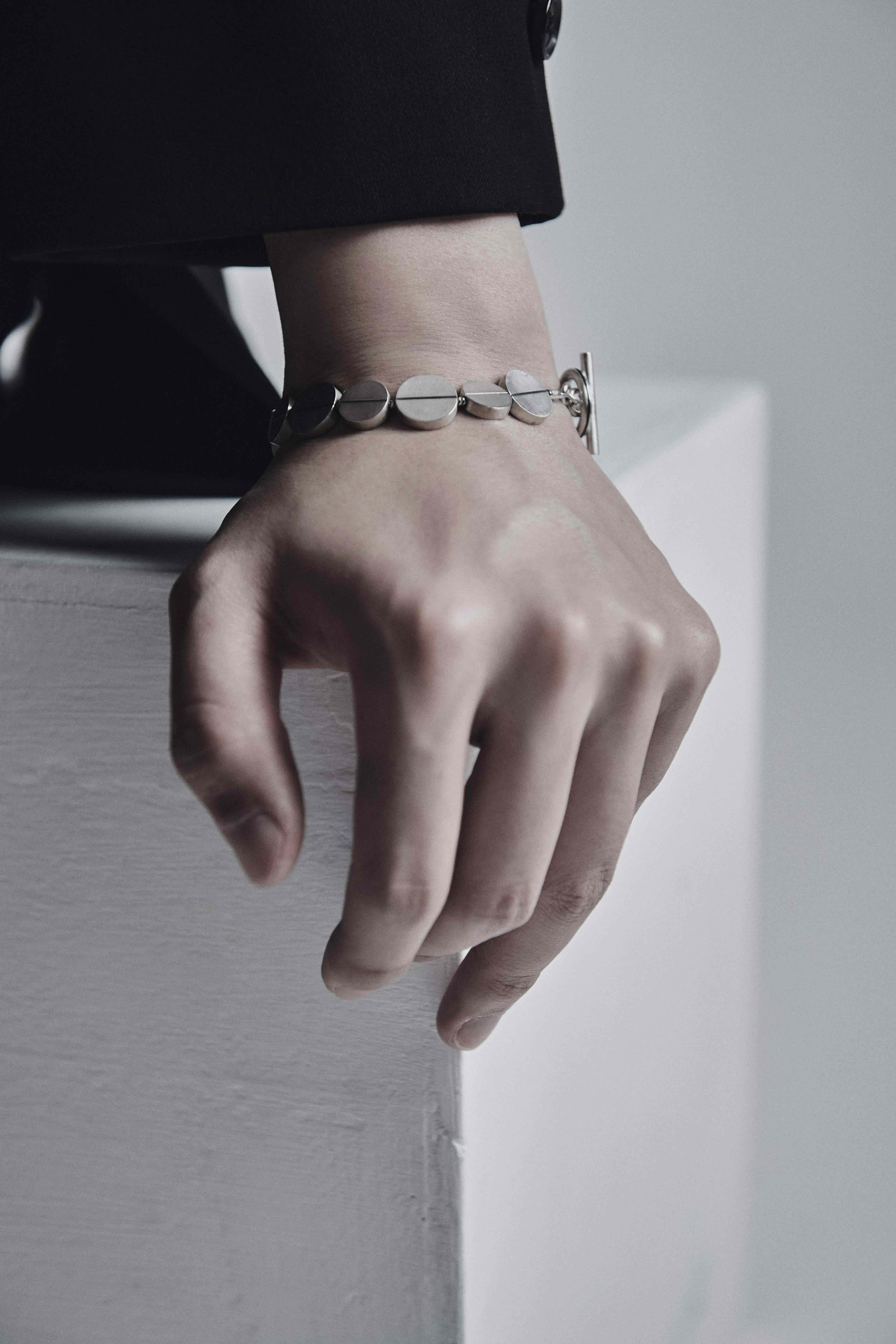 One line Bracelet - OVERTHELINE 오버더라인 - CAVA LIFE