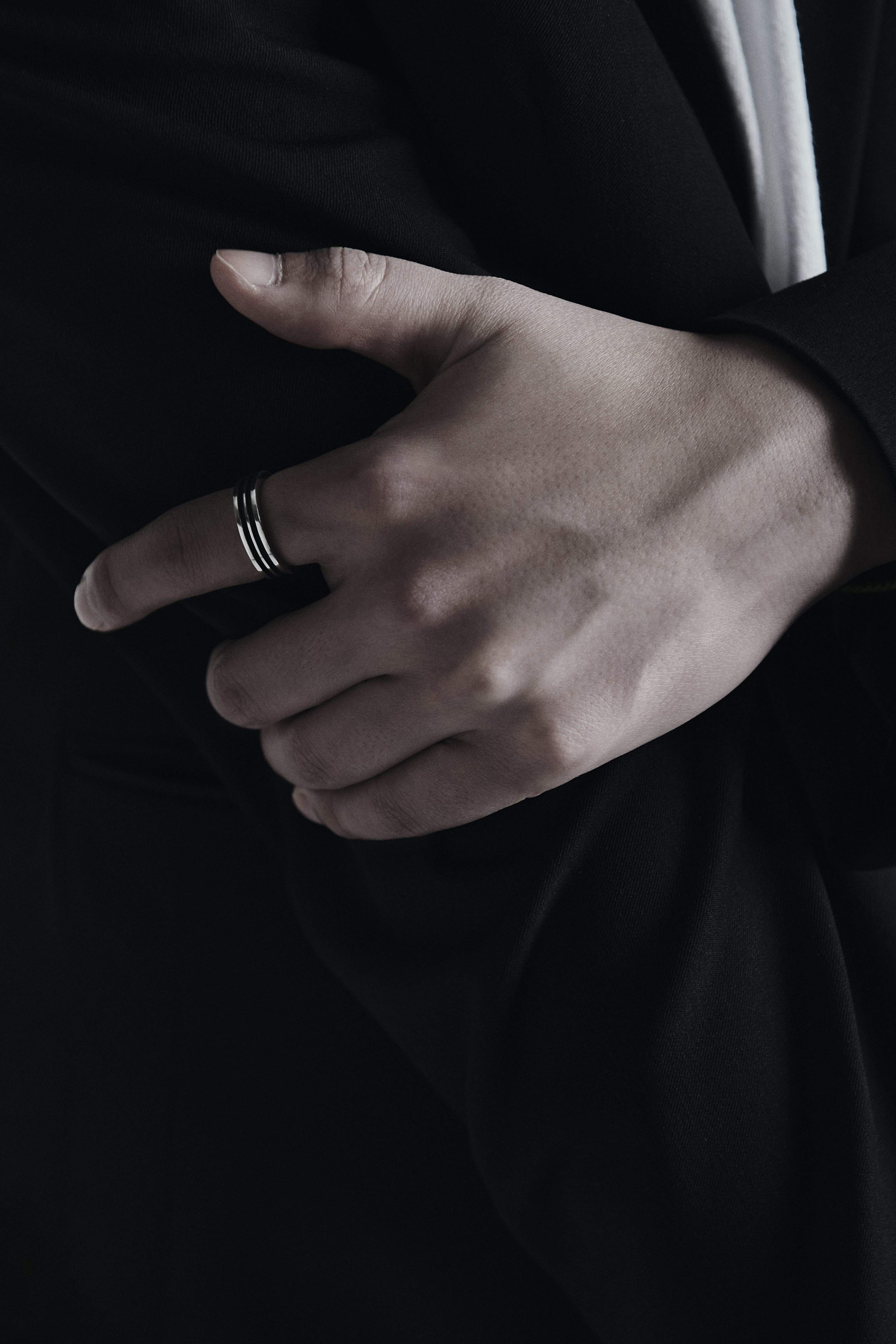 One line thick ring (negative) - OVERTHELINE 오버더라인 - CAVA LIFE