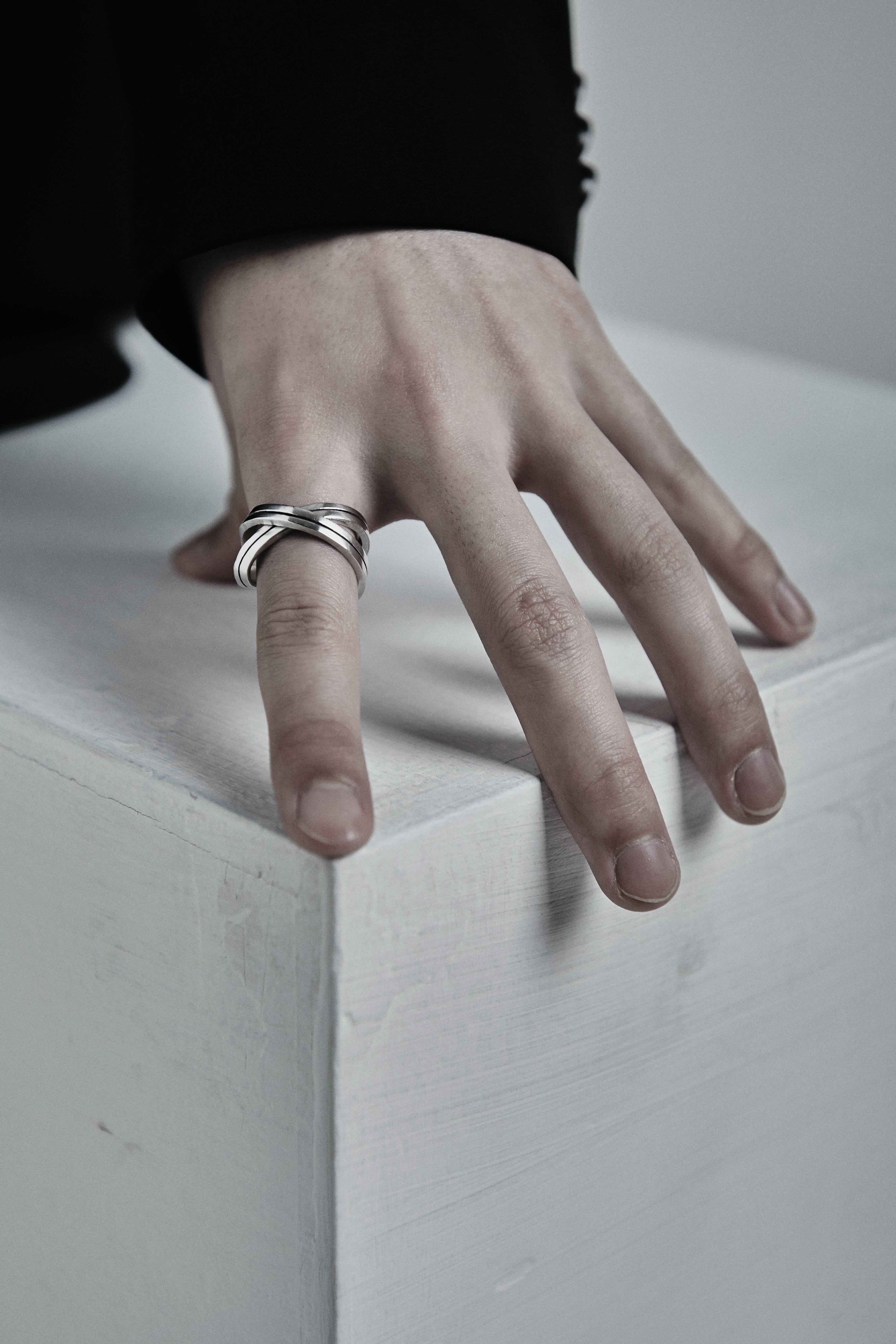 Large knot line ring - OVERTHELINE 오버더라인 - CAVA LIFE