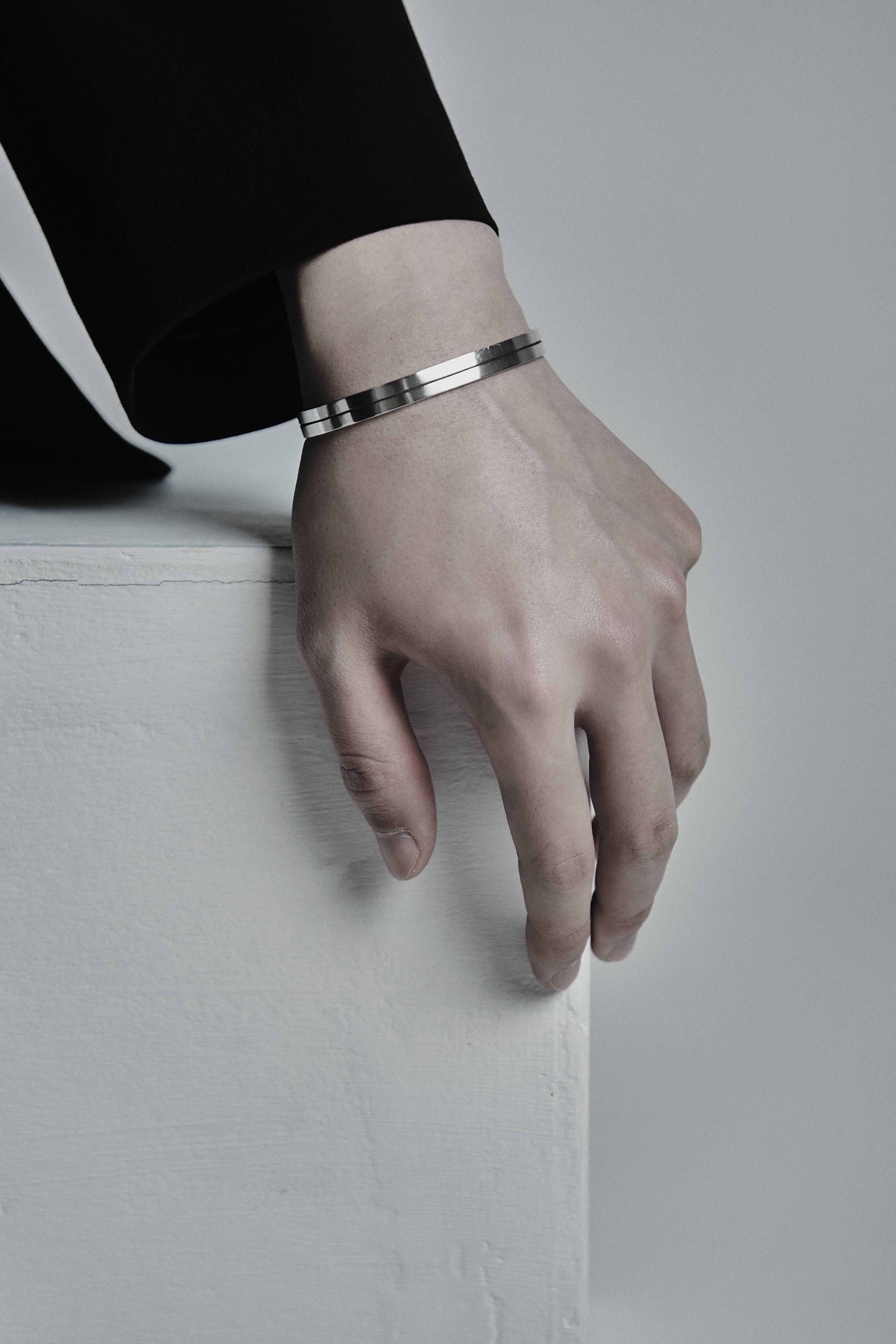 One line bangle - OVERTHELINE 오버더라인 - CAVA LIFE