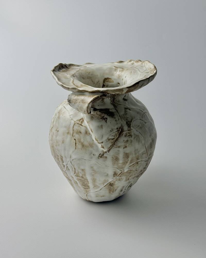 vine leaf round vase