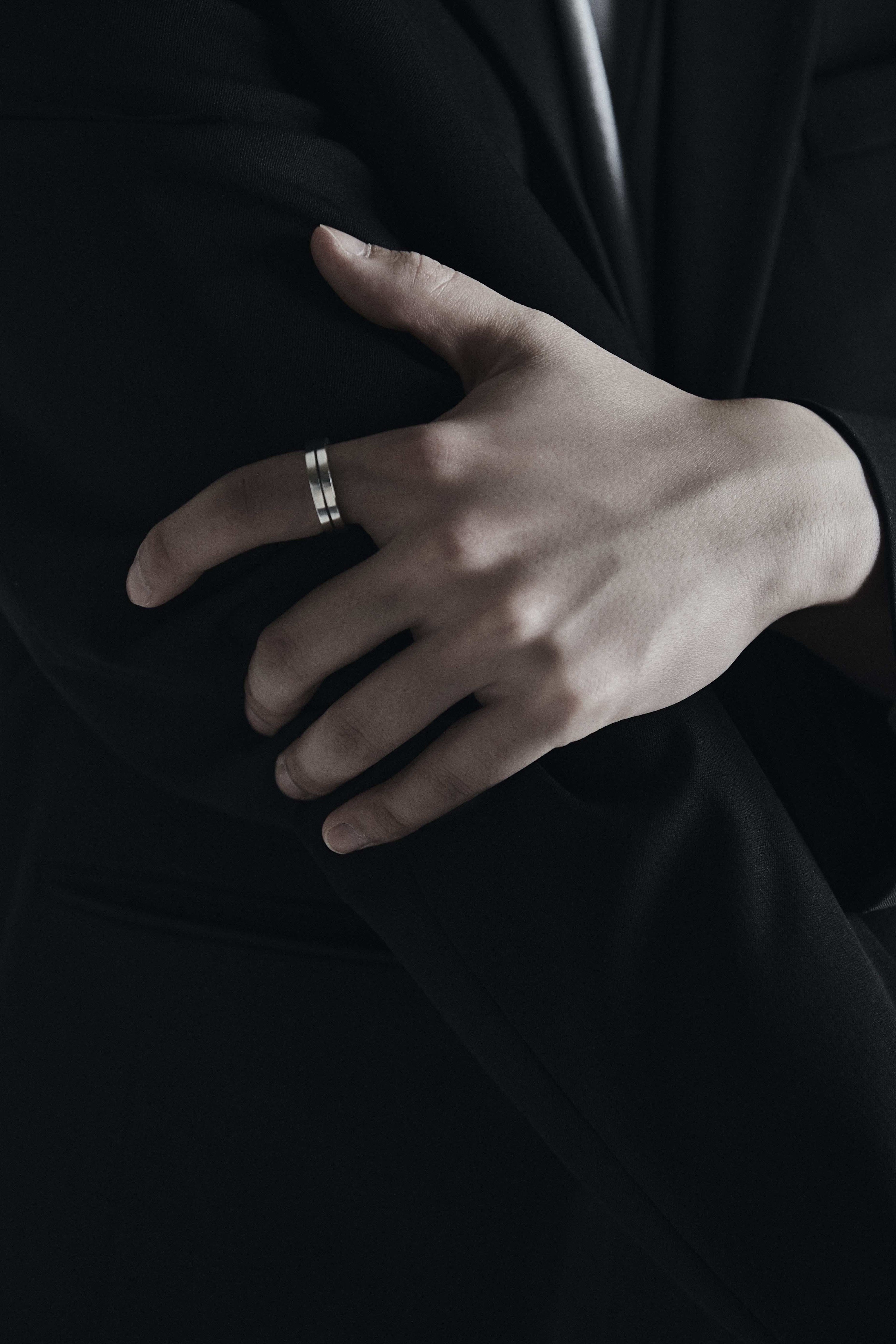 One line thick ring - OVERTHELINE 오버더라인 - CAVA LIFE