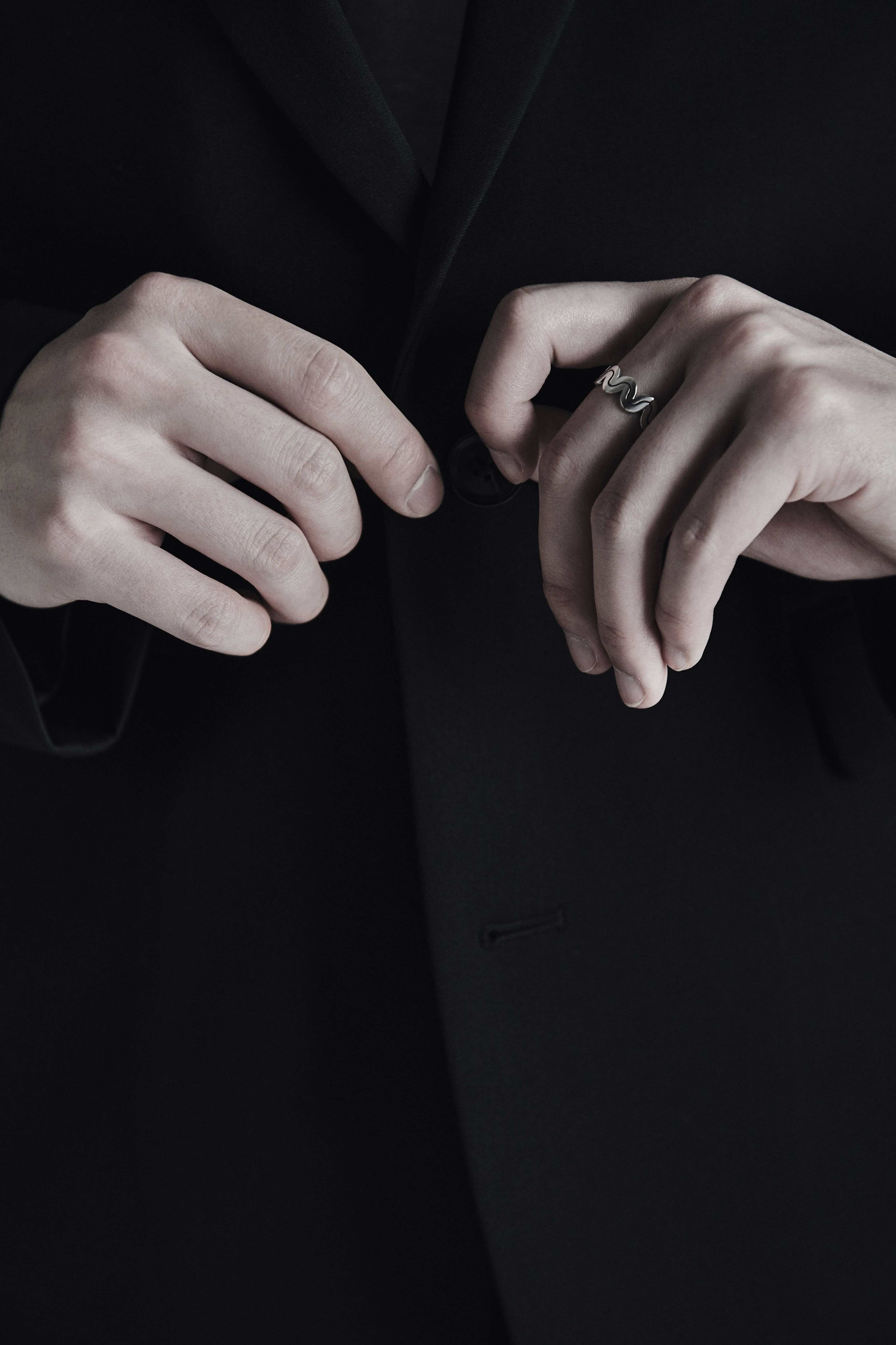 Wave line ring - OVERTHELINE 오버더라인 - CAVA LIFE