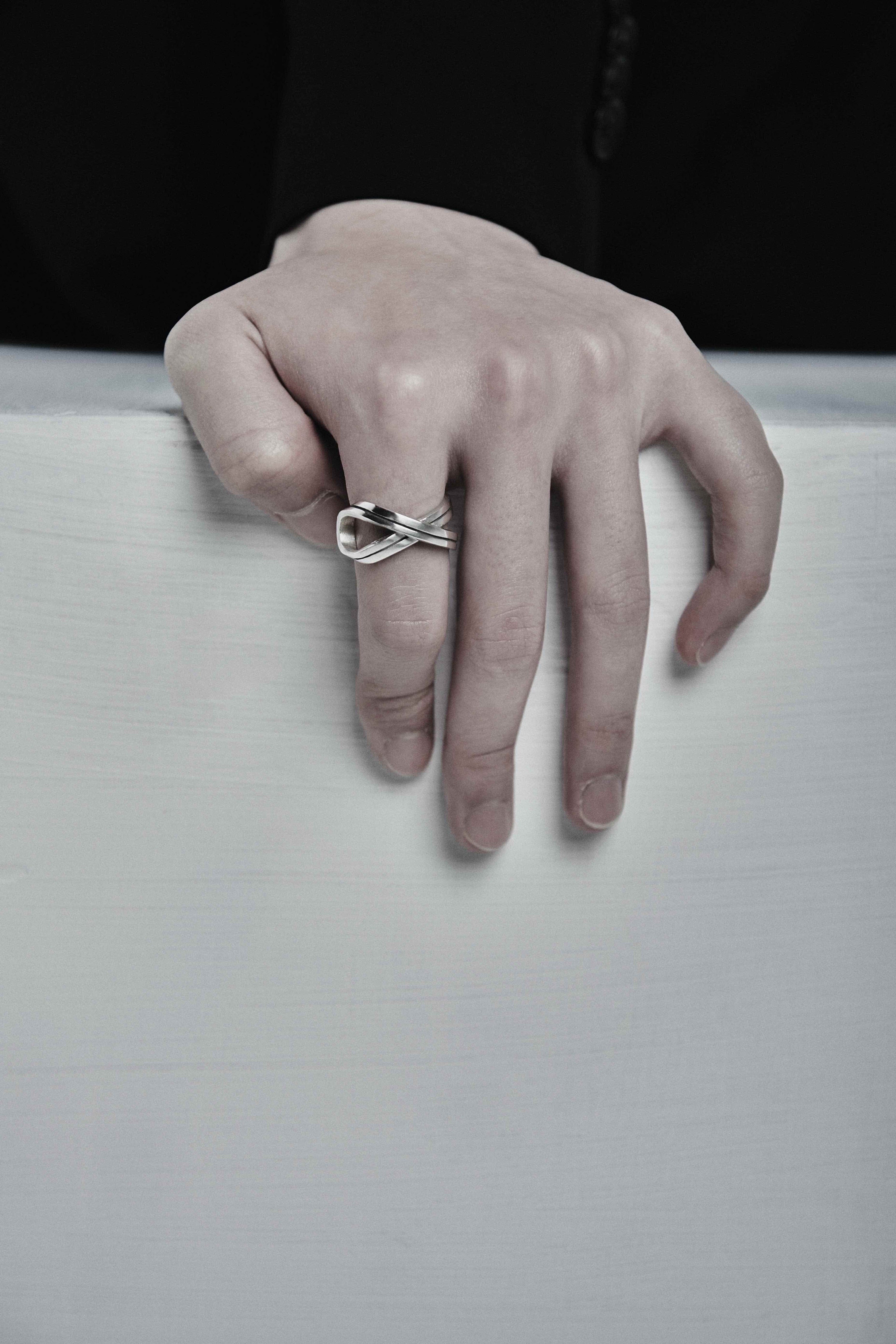 Large knot line ring - OVERTHELINE 오버더라인 - CAVA LIFE