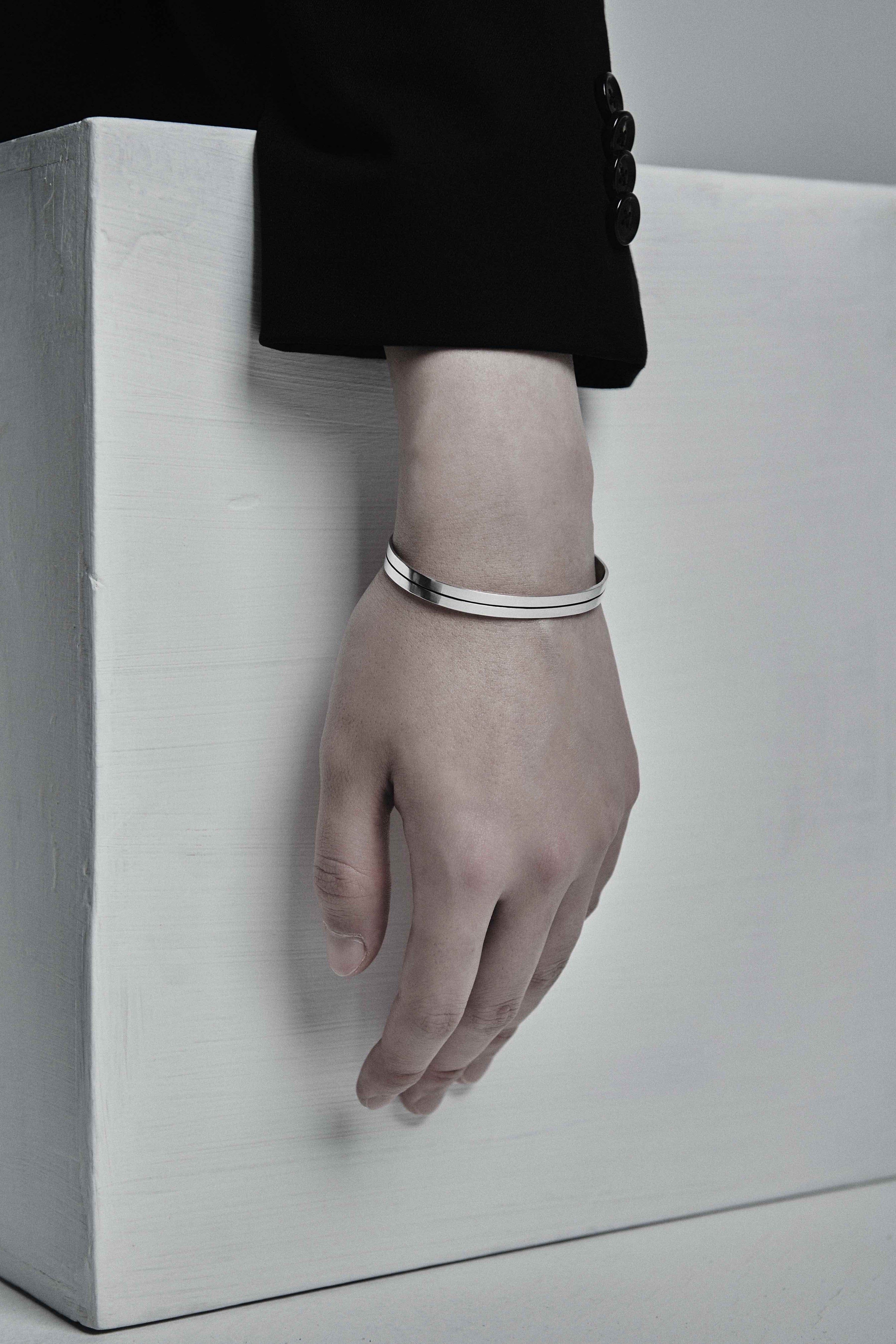 One line bangle - OVERTHELINE 오버더라인 - CAVA LIFE