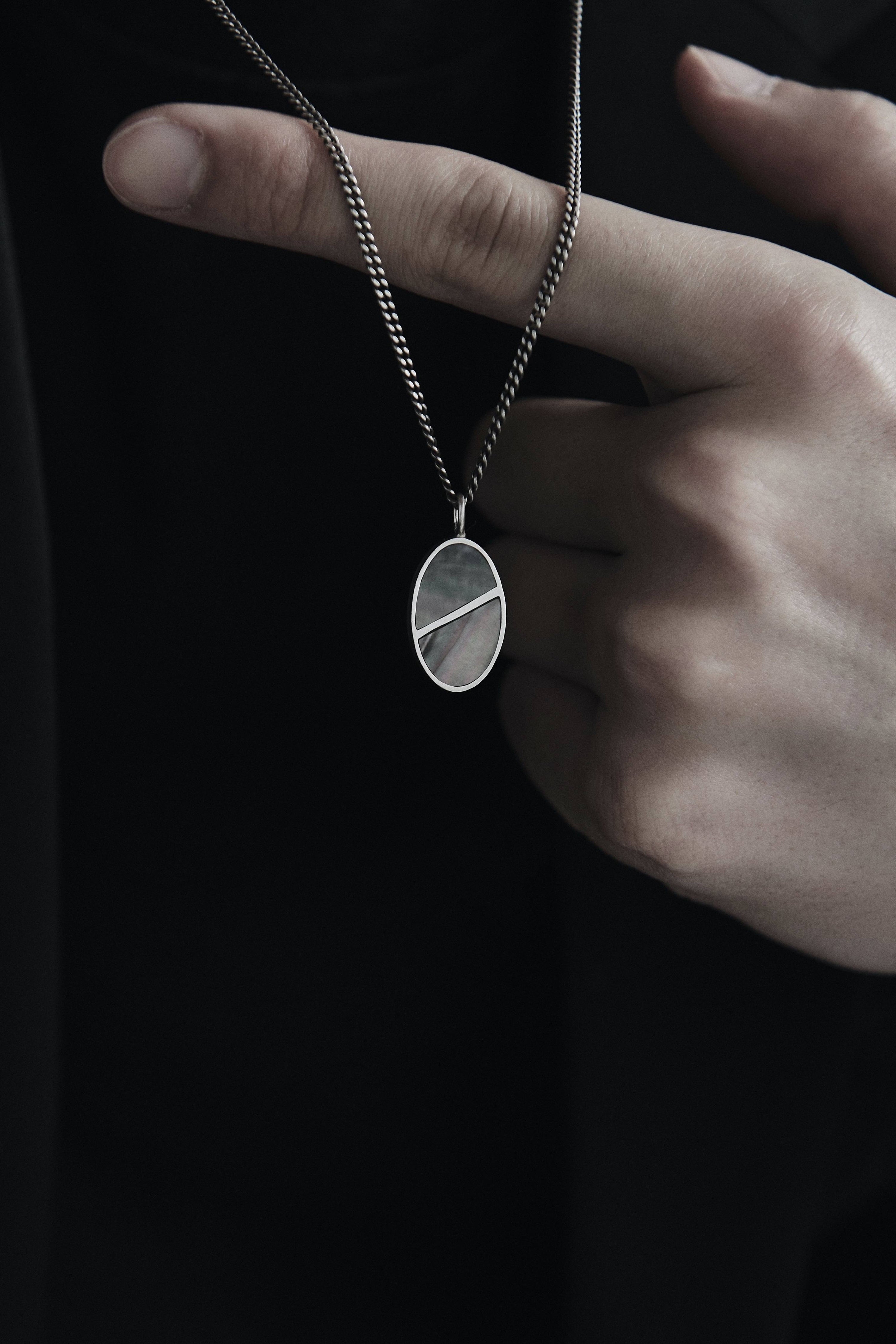 One line oval pendant (Stone setting) - OVERTHELINE 오버더라인 - CAVA LIFE
