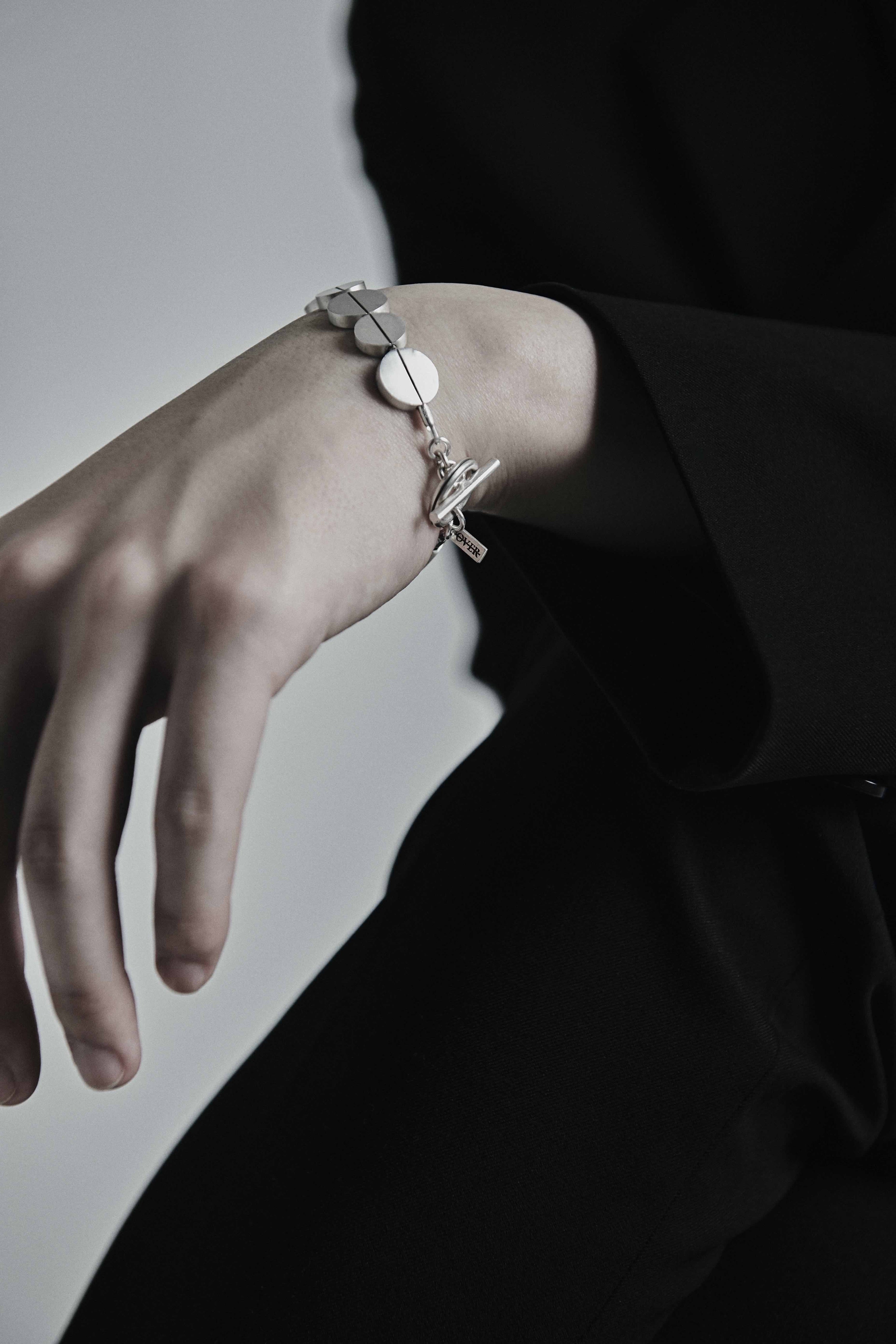 One line Bracelet - OVERTHELINE 오버더라인 - CAVA LIFE