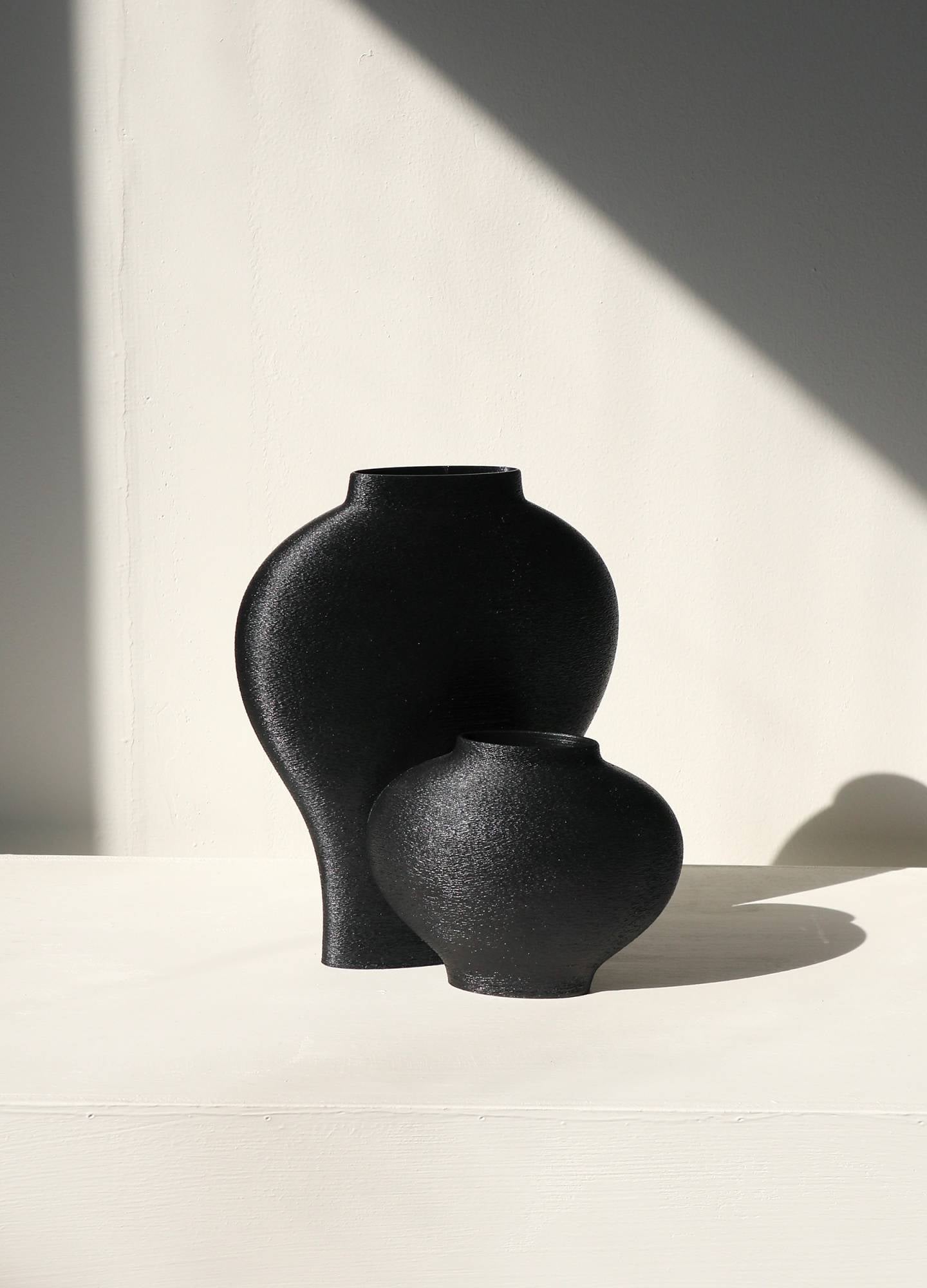 겹쳐진 매병과 달항아리