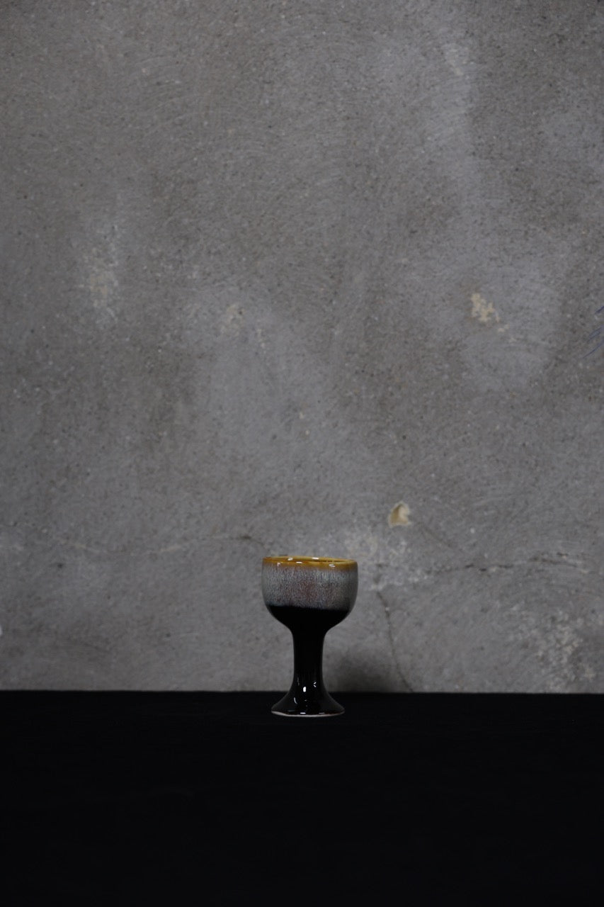 도자기 위스키 잔 무너지는 하늘