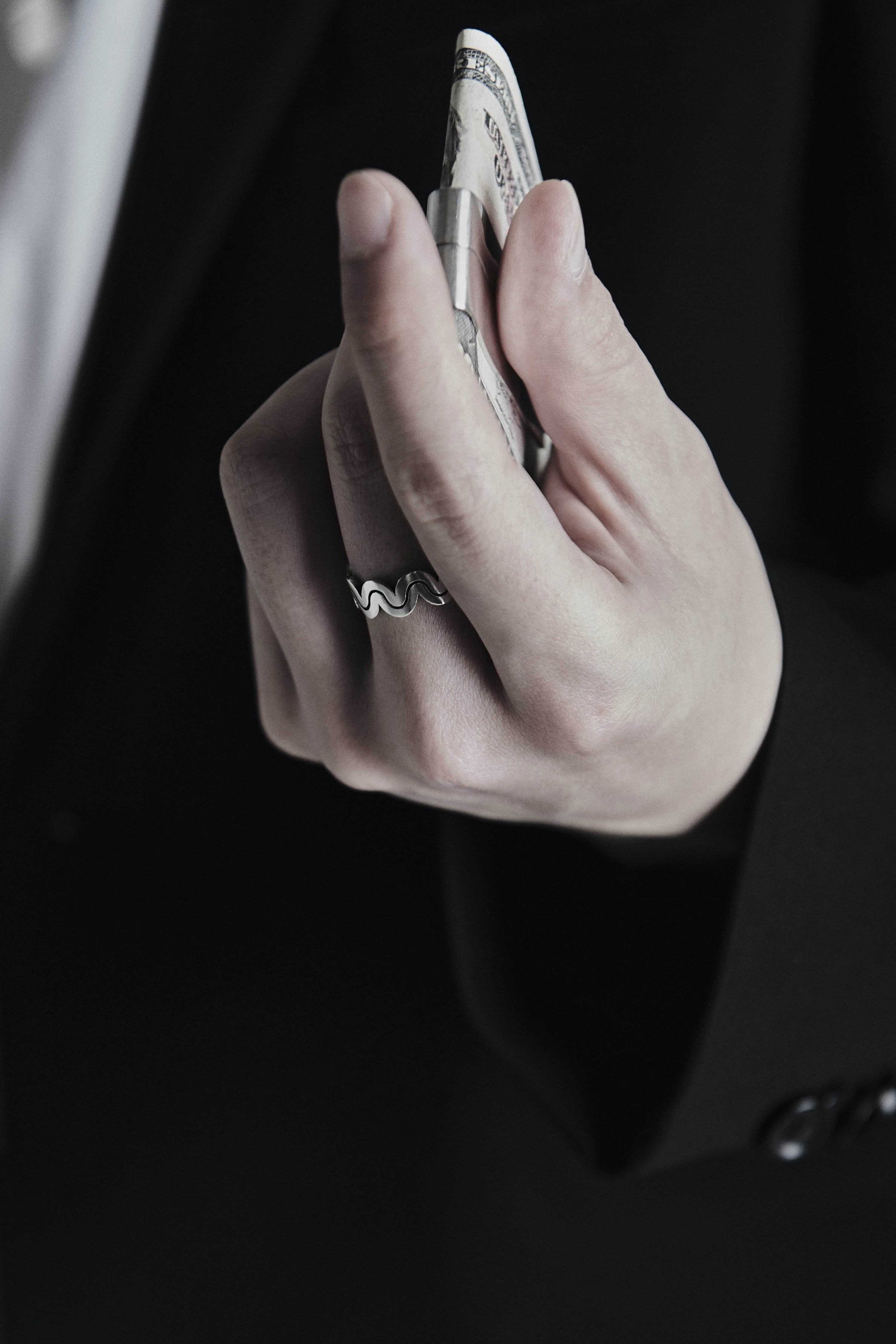 Wave line ring - OVERTHELINE 오버더라인 - CAVA LIFE