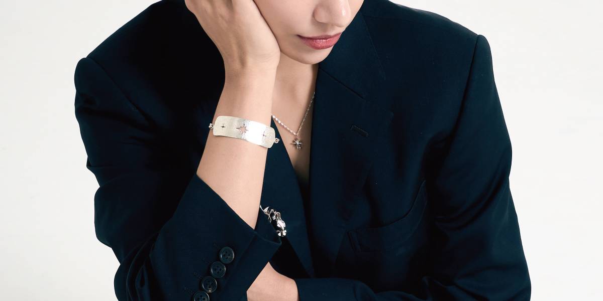 더 라이트 브레이슬릿 - The Massive 김소연 / 더메시브 - CAVA LIFE