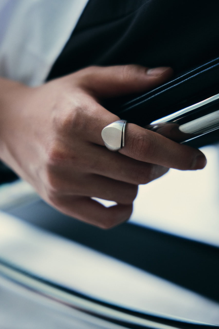 Void oval ring - OVERTHELINE 오버더라인 - CAVA LIFE