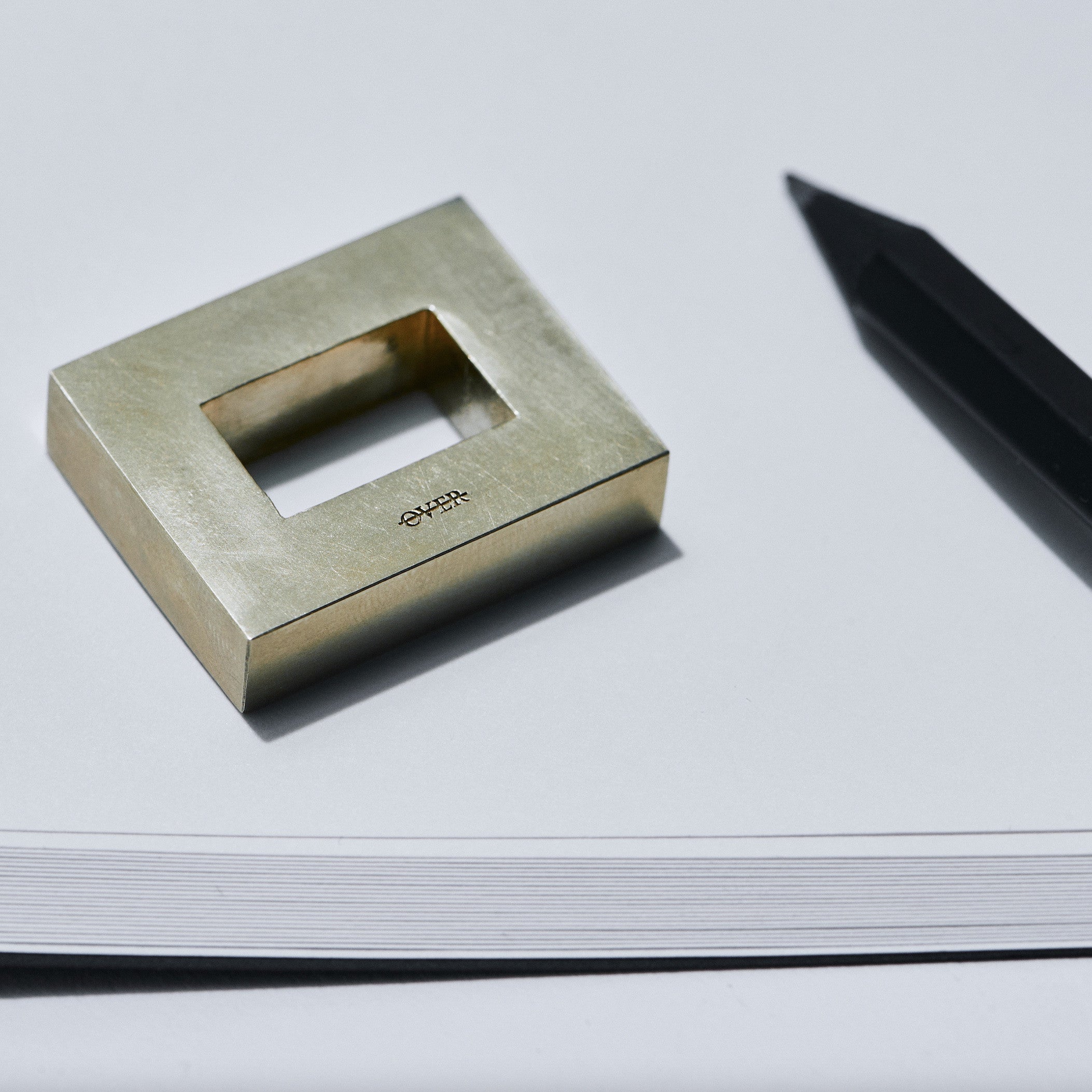 Bold line paper weight - OVERTHELINE 오버더라인 - CAVA LIFE