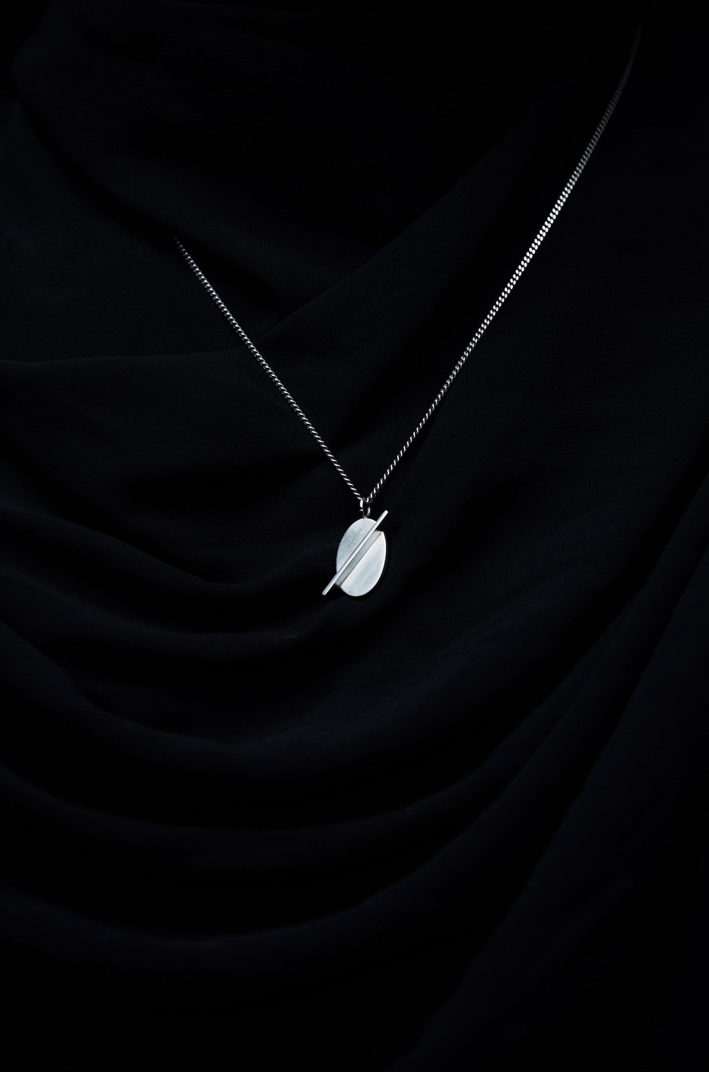 Bold line solid oval pendant - OVERTHELINE 오버더라인 - CAVA LIFE