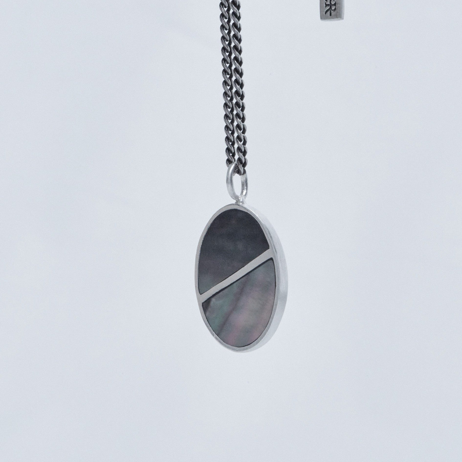 One line oval pendant (Stone setting) - OVERTHELINE 오버더라인 - CAVA LIFE