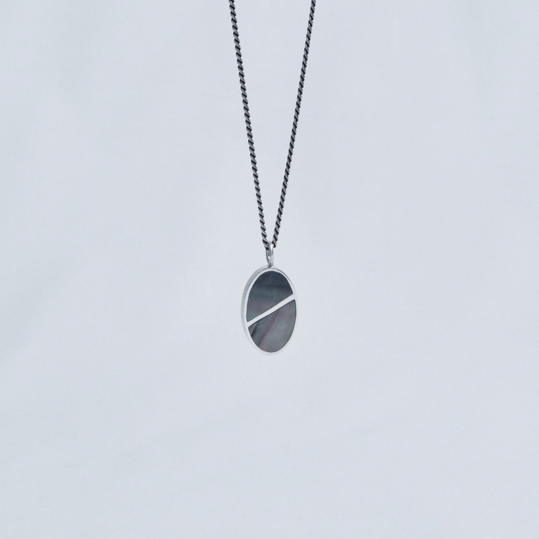 One line oval pendant (Stone setting) - OVERTHELINE 오버더라인 - CAVA LIFE
