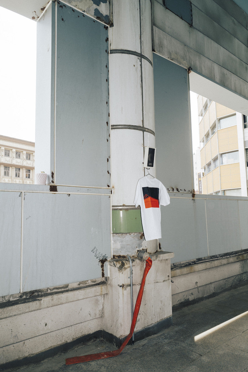 LINGERING LEFTOVERS 티셔츠 화이트