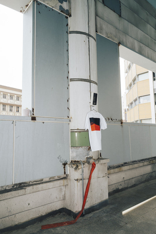 LINGERING LEFTOVERS 티셔츠 화이트