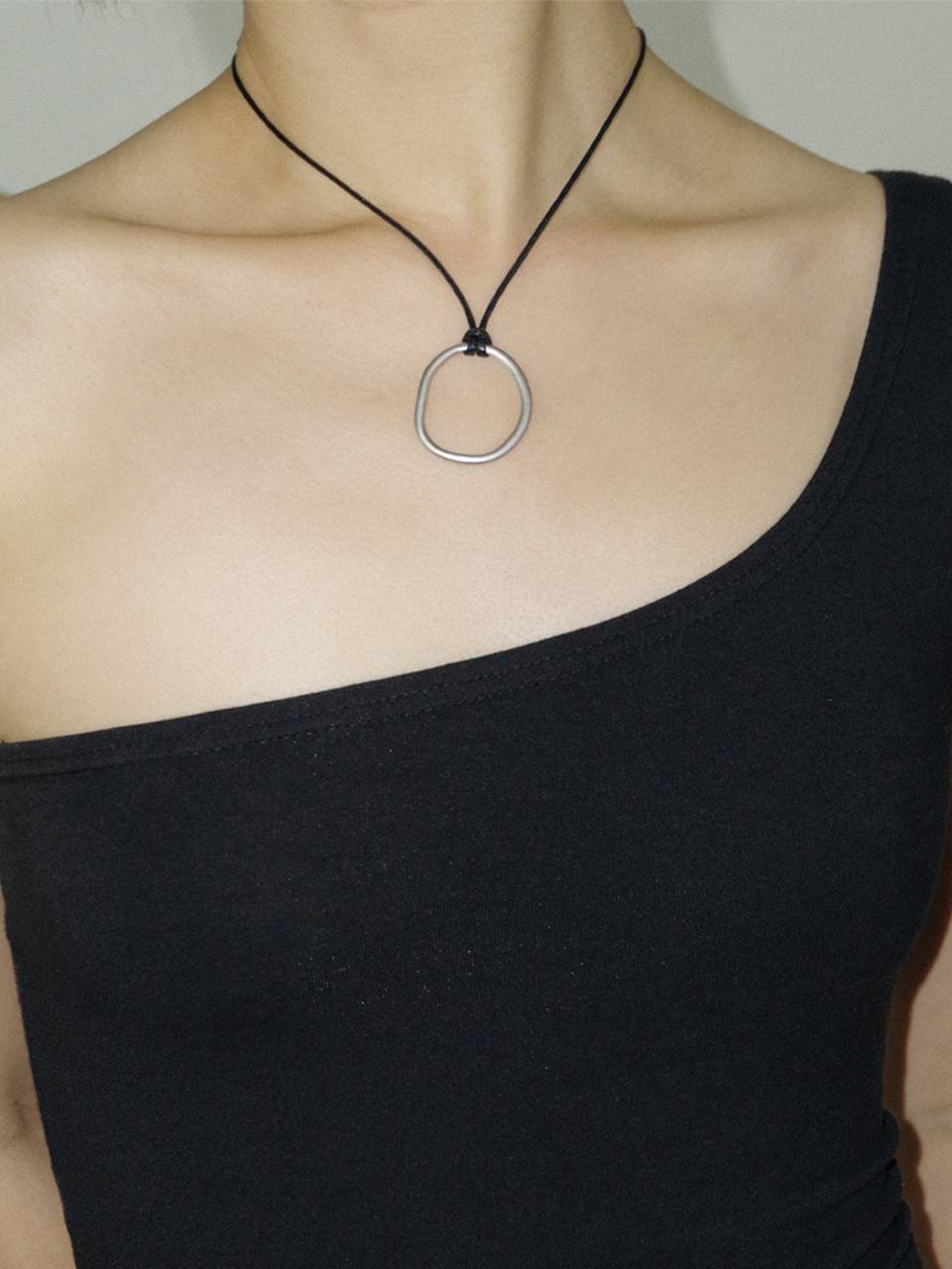 Big circle strap necklace