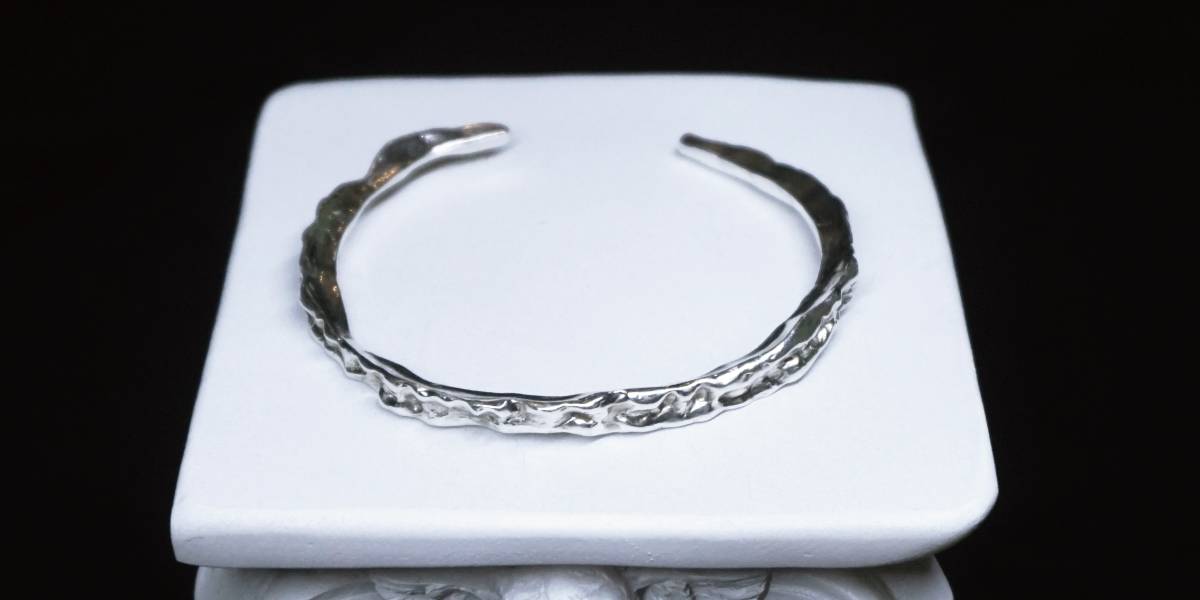 프릴 뱅글 - The Massive 김소연 / 더메시브 - CAVA LIFE