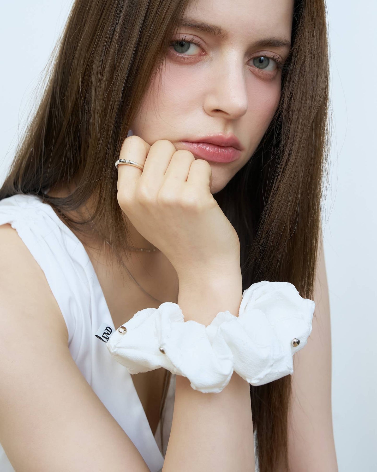 STUD SCRUNCHIE_WHITE