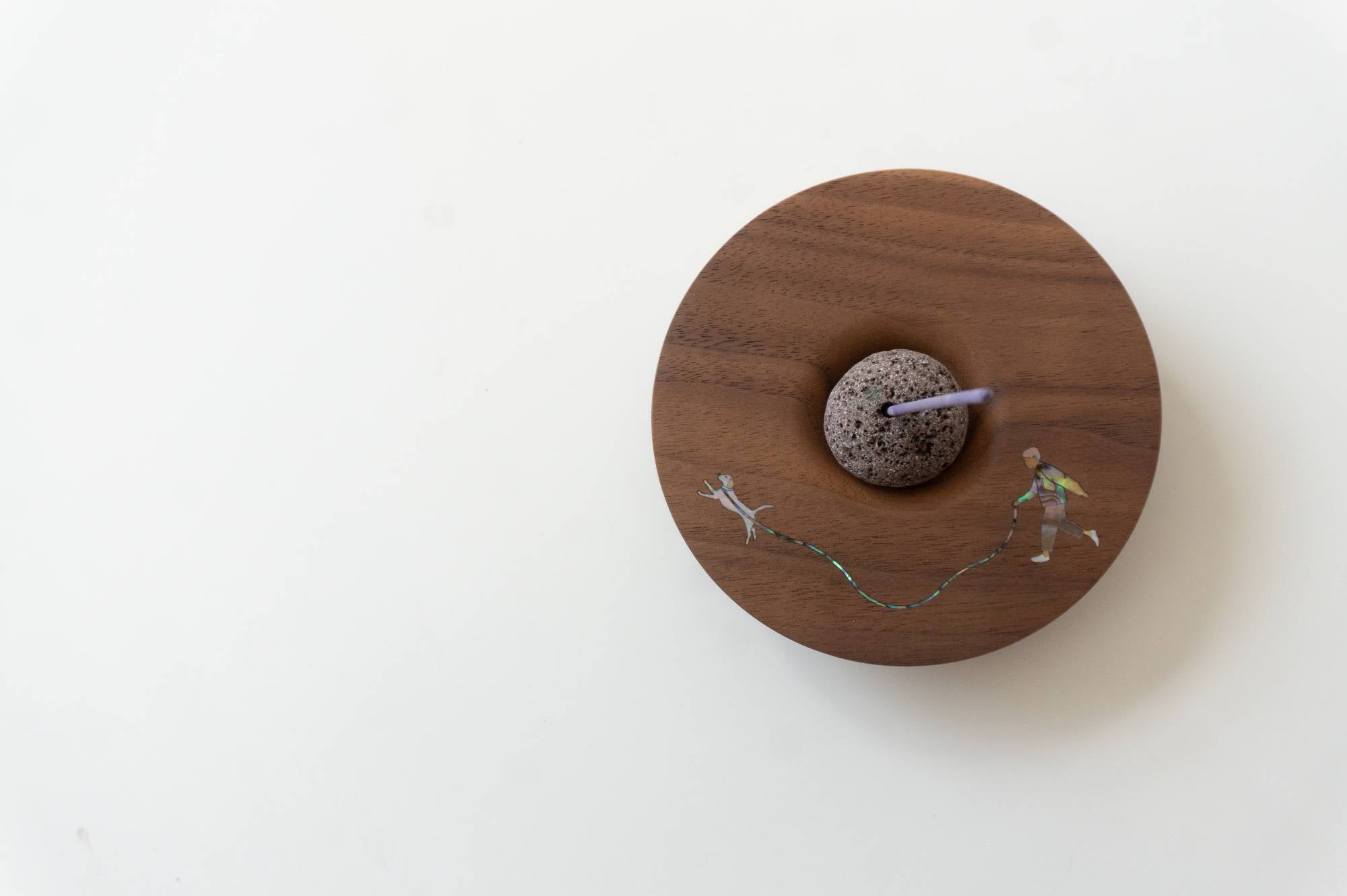 원목 자개 인센스홀더 _ 산책시리즈 - Kim song yi, Kim kyoung hun / somoksobok - CAVA LIFE