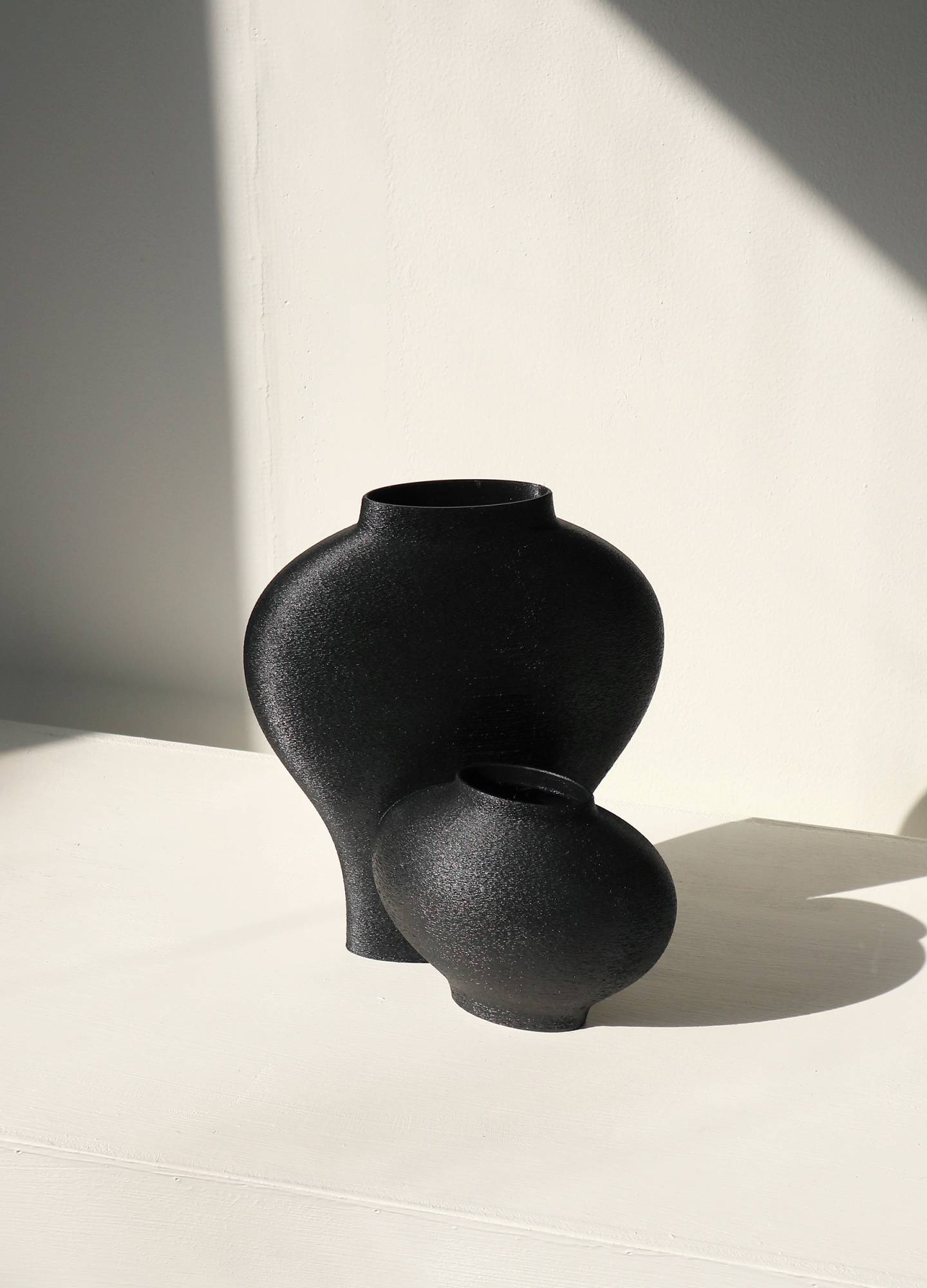 겹쳐진 매병과 달항아리