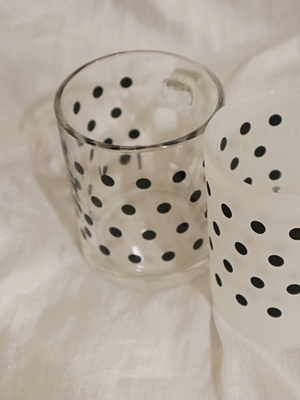 Black dot glass mug (gloss)