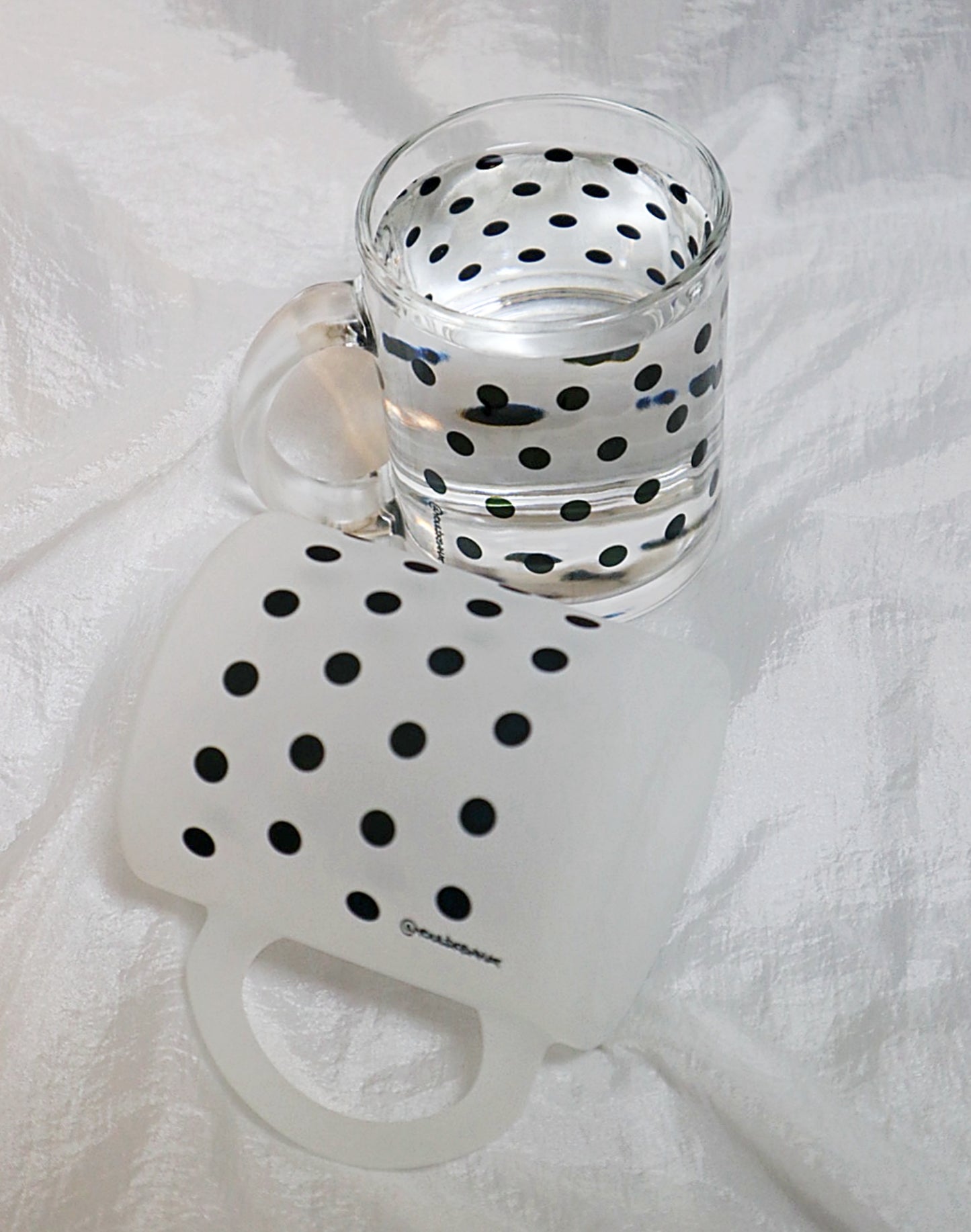 Black dot glass mug (gloss)