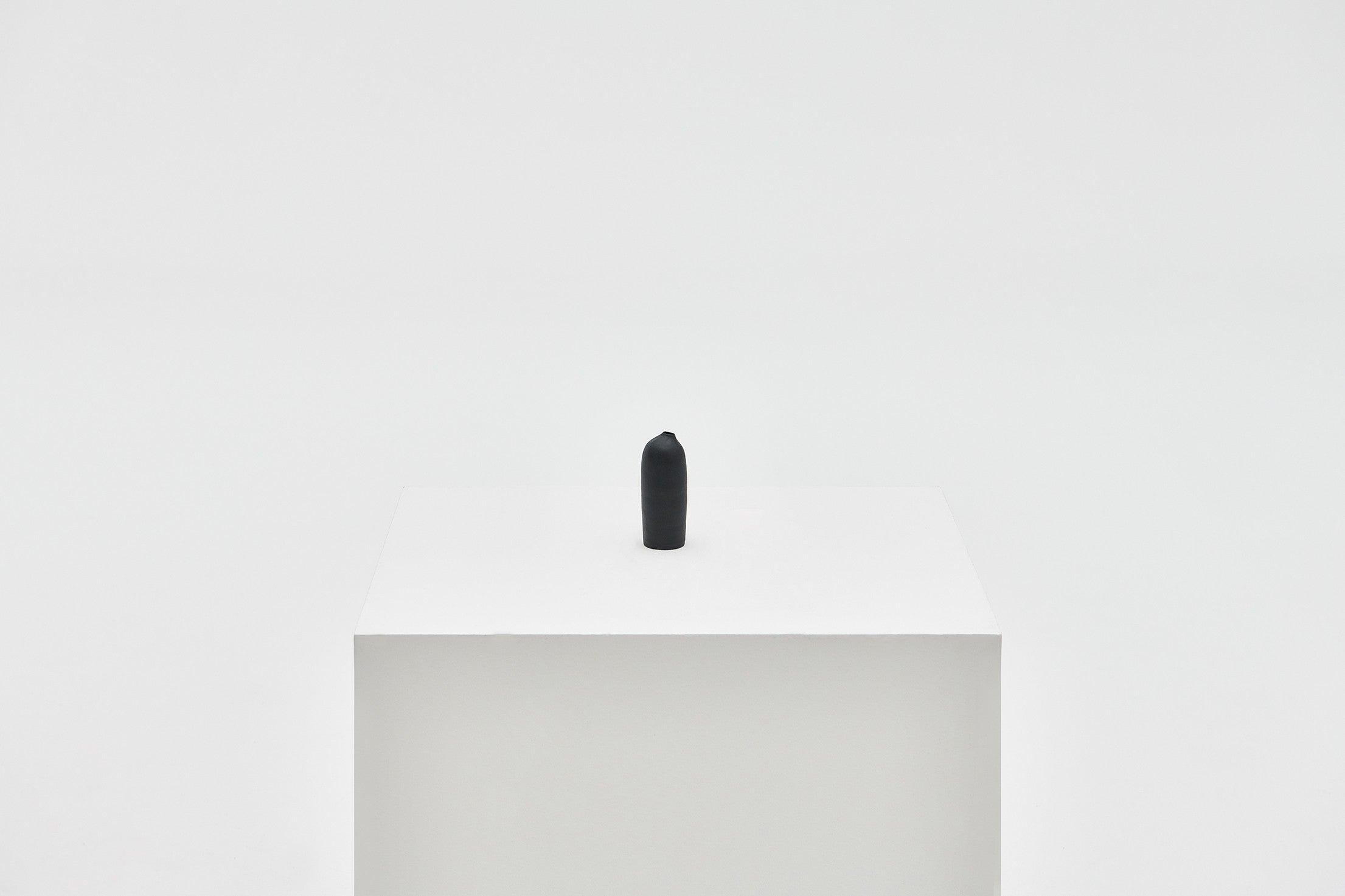 작고 검은 화병 - Muljilsegye 물질세계 物質世界 - CAVA LIFE