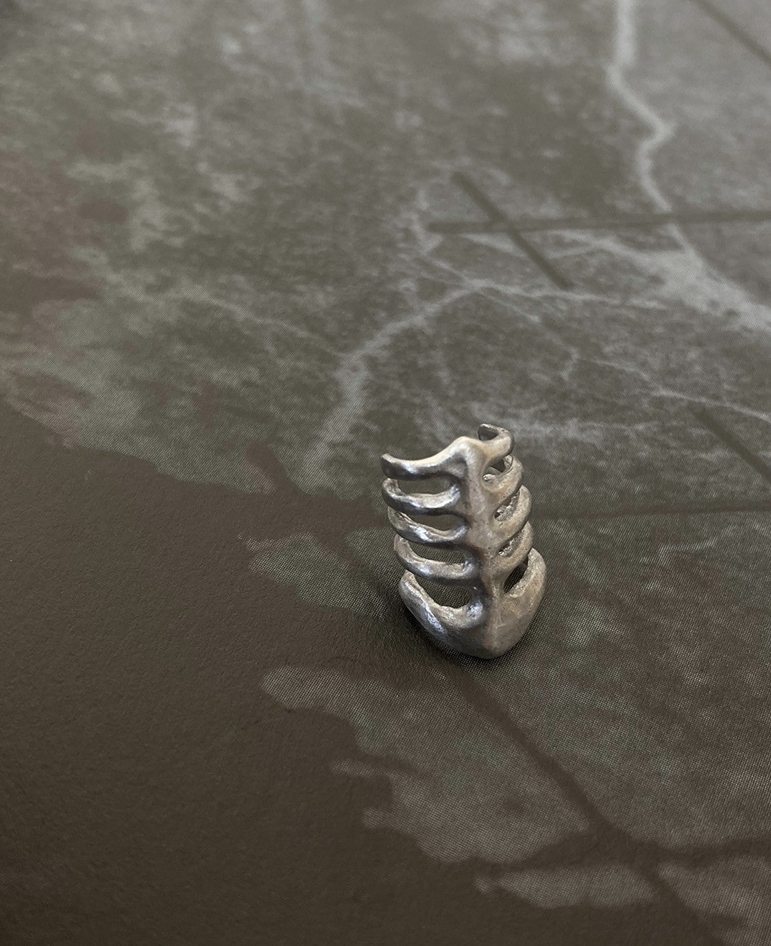 rib bone earcuff - Haett 헤트 - CAVA LIFE