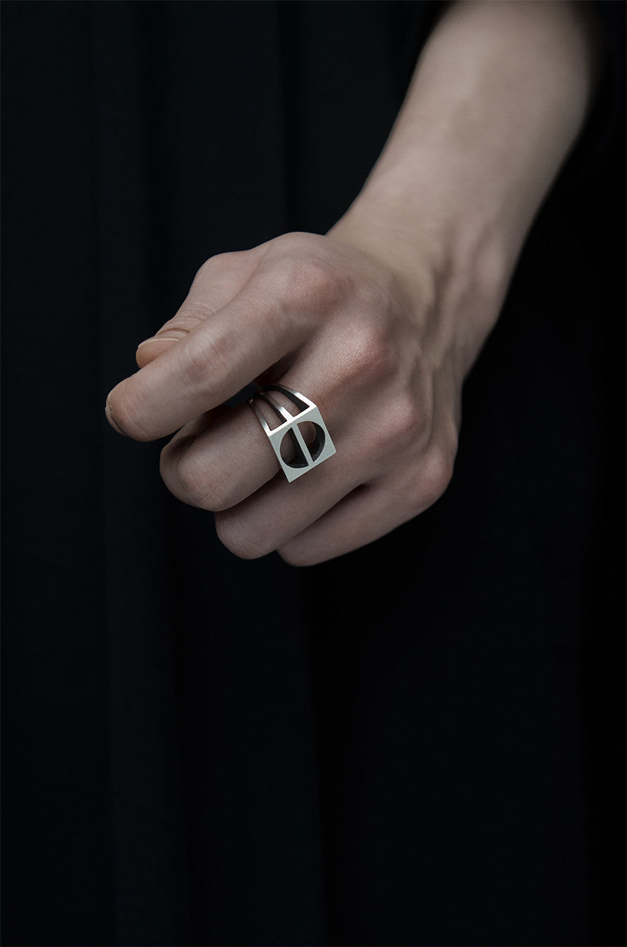Bold line frame circle ring - OVERTHELINE 오버더라인 - CAVA LIFE